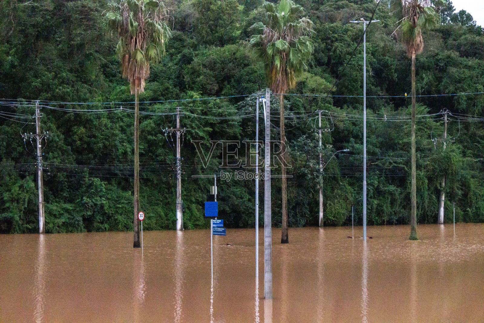 气候引起的灾难使城市被淹没照片摄影图片