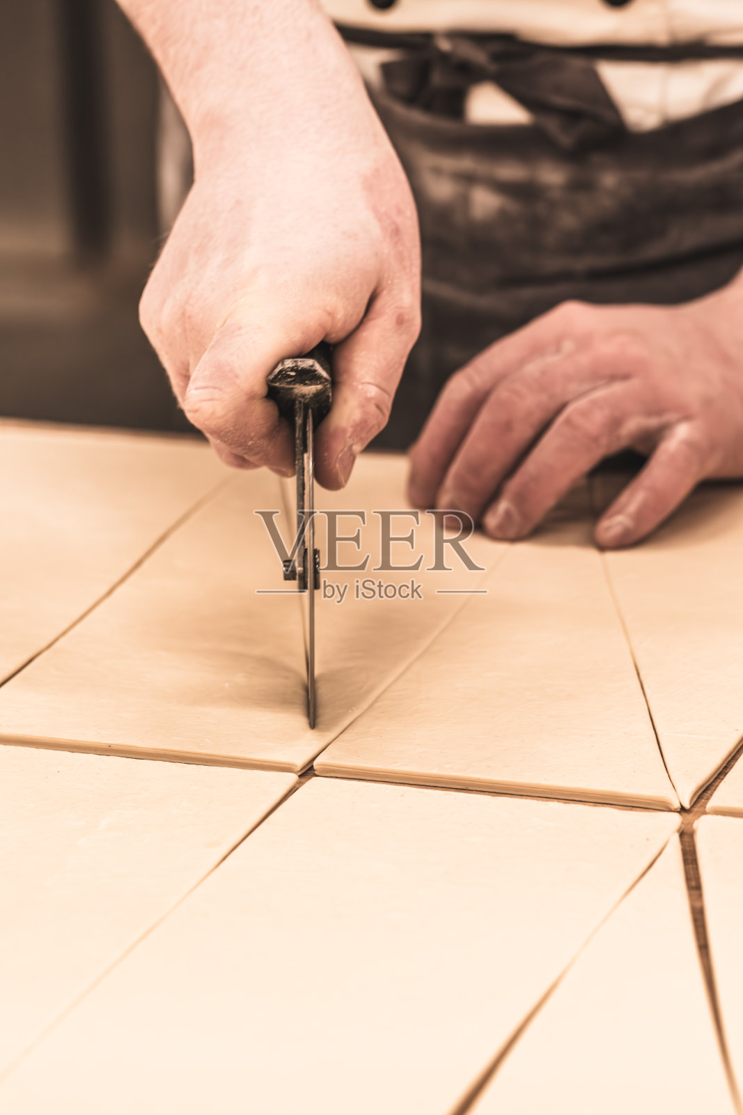 专业面包师用切割器切面团照片摄影图片