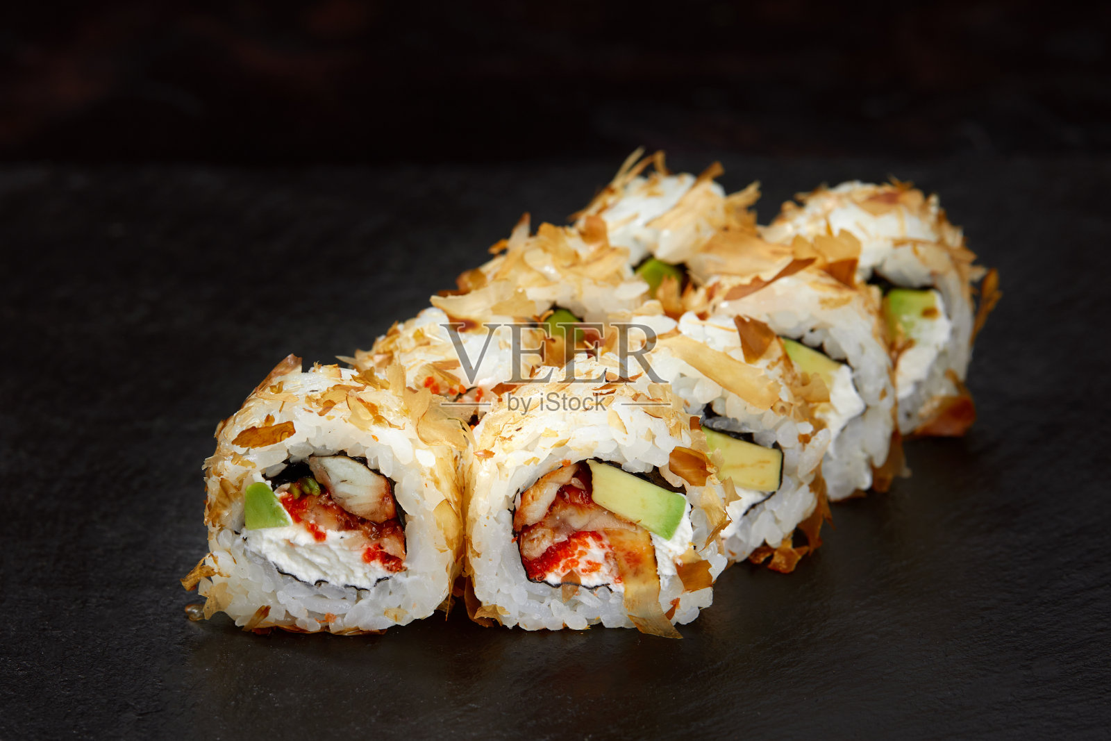 黑色背景的圆形木板上的一组卷轴照片摄影图片