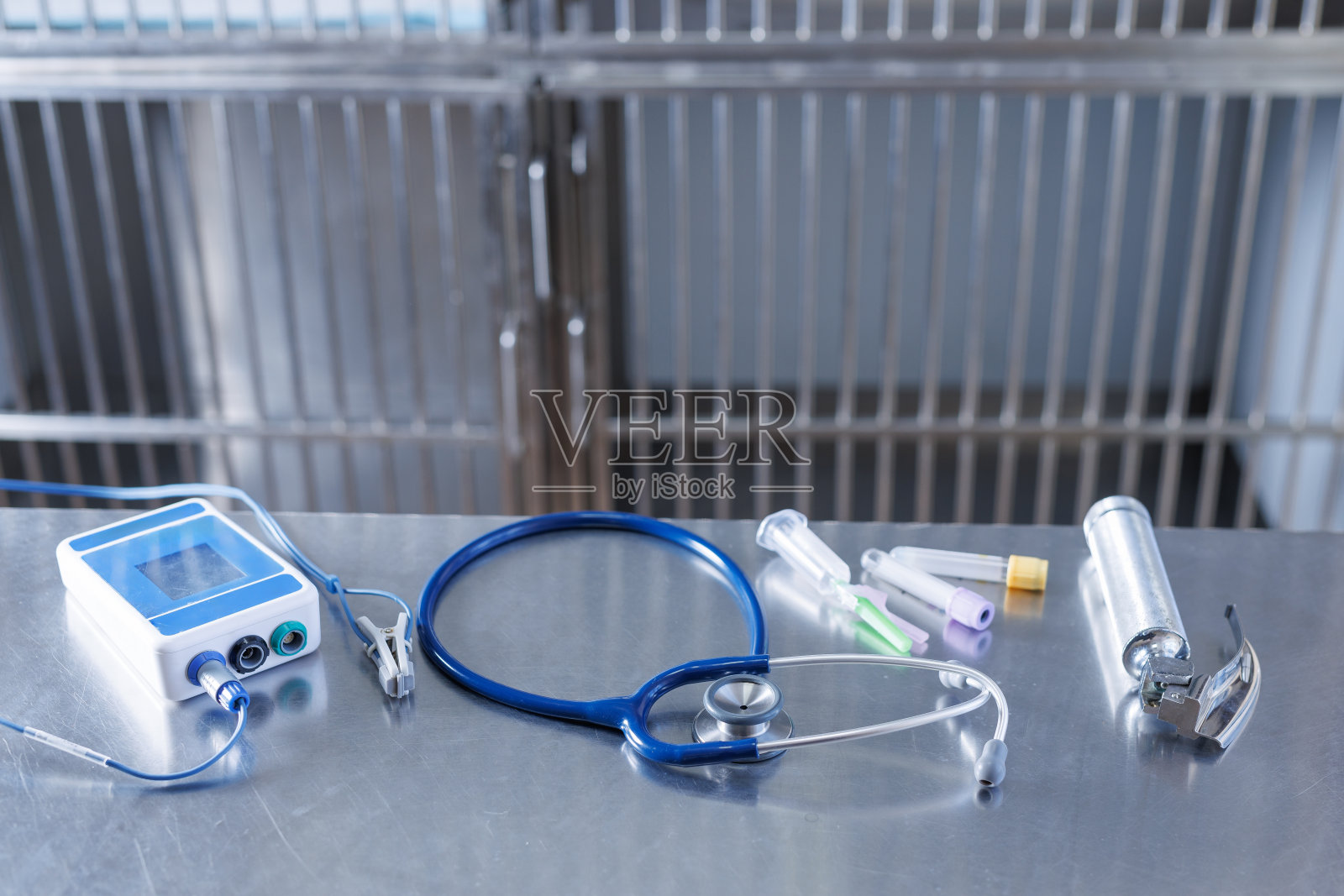 兽医诊所金属台上的兽医器械,对动物进行紧急护理照片摄影图片