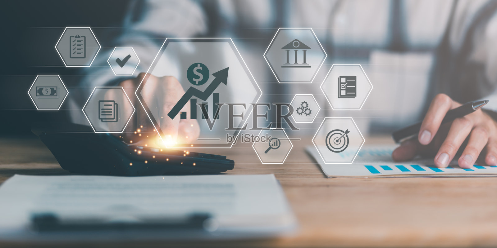 统计分析师使用计算器计算和阅读报告,图形和图表,业务统计,分析和改进公司战略,统计学和数据概念照片摄影图片