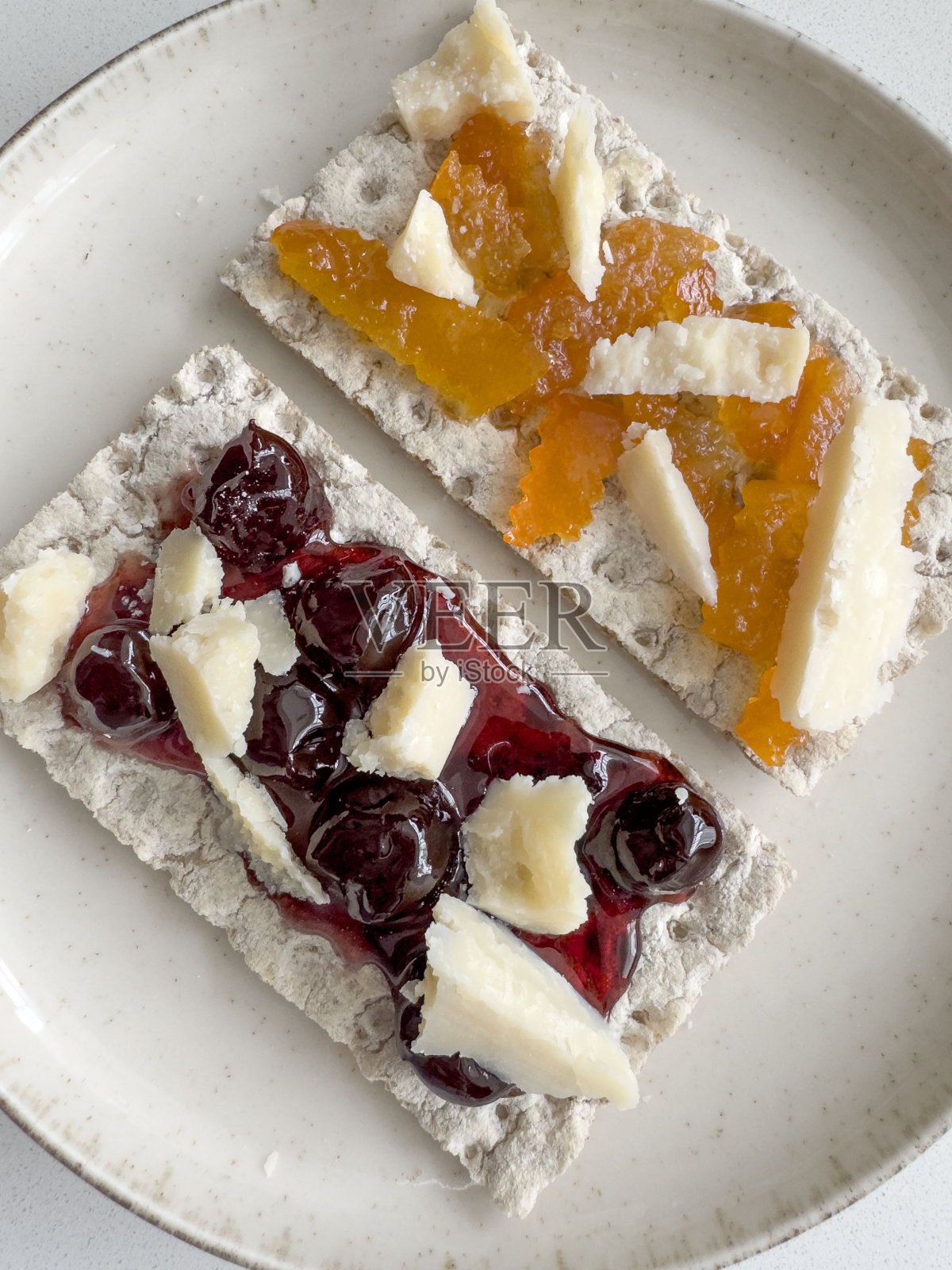 盘子里有脆面包、果酱和奶酪照片摄影图片