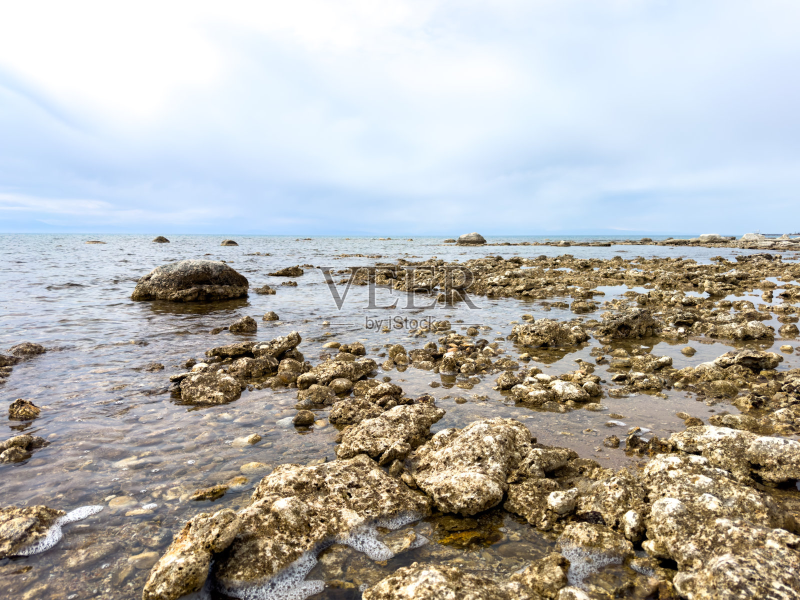 阳光明媚的夏日在湖上。山和海。吉尔吉斯斯坦,伊塞克湖照片摄影图片