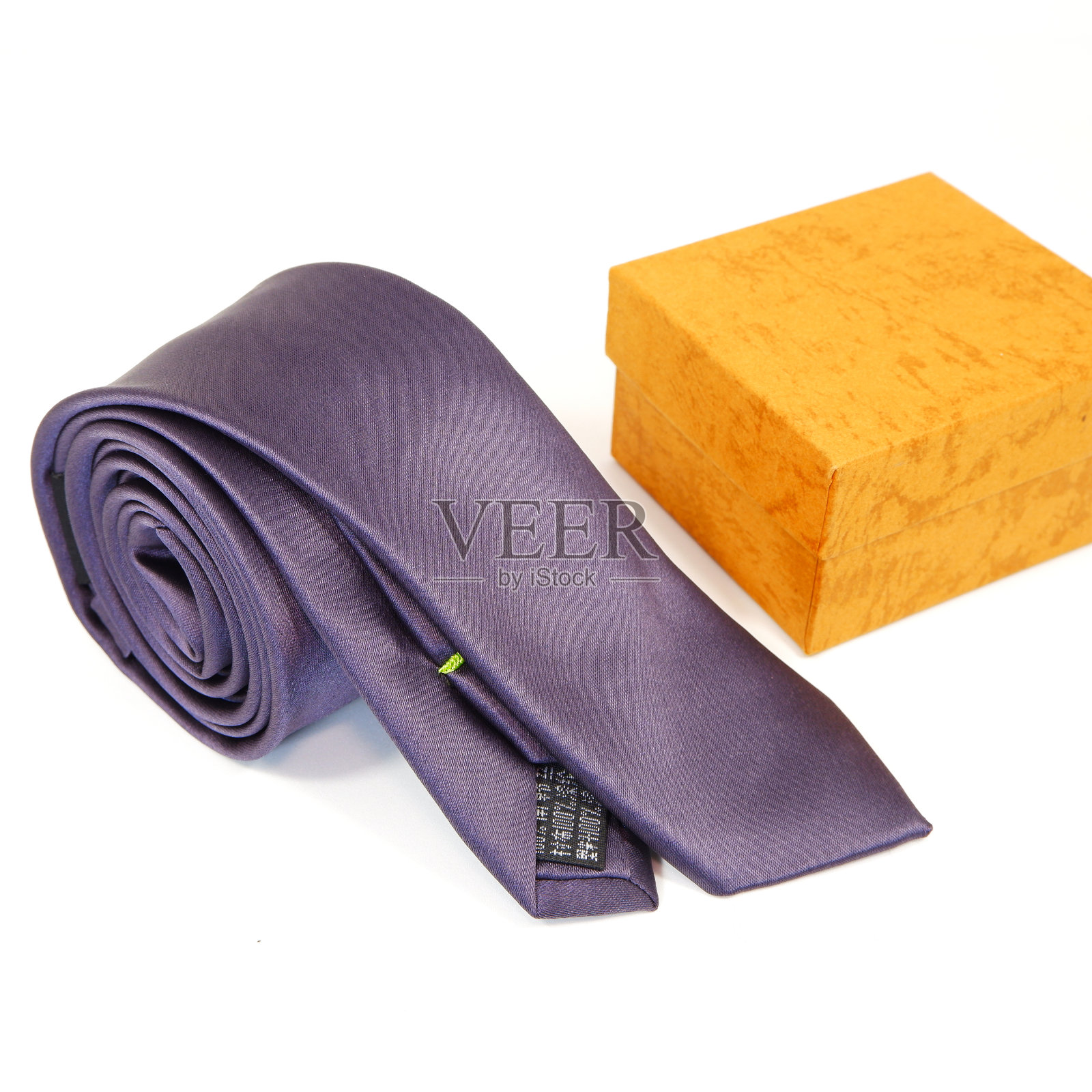 普通织物灰黑色领带卷礼盒与白色背景,近距离观察单一对象照片摄影图片