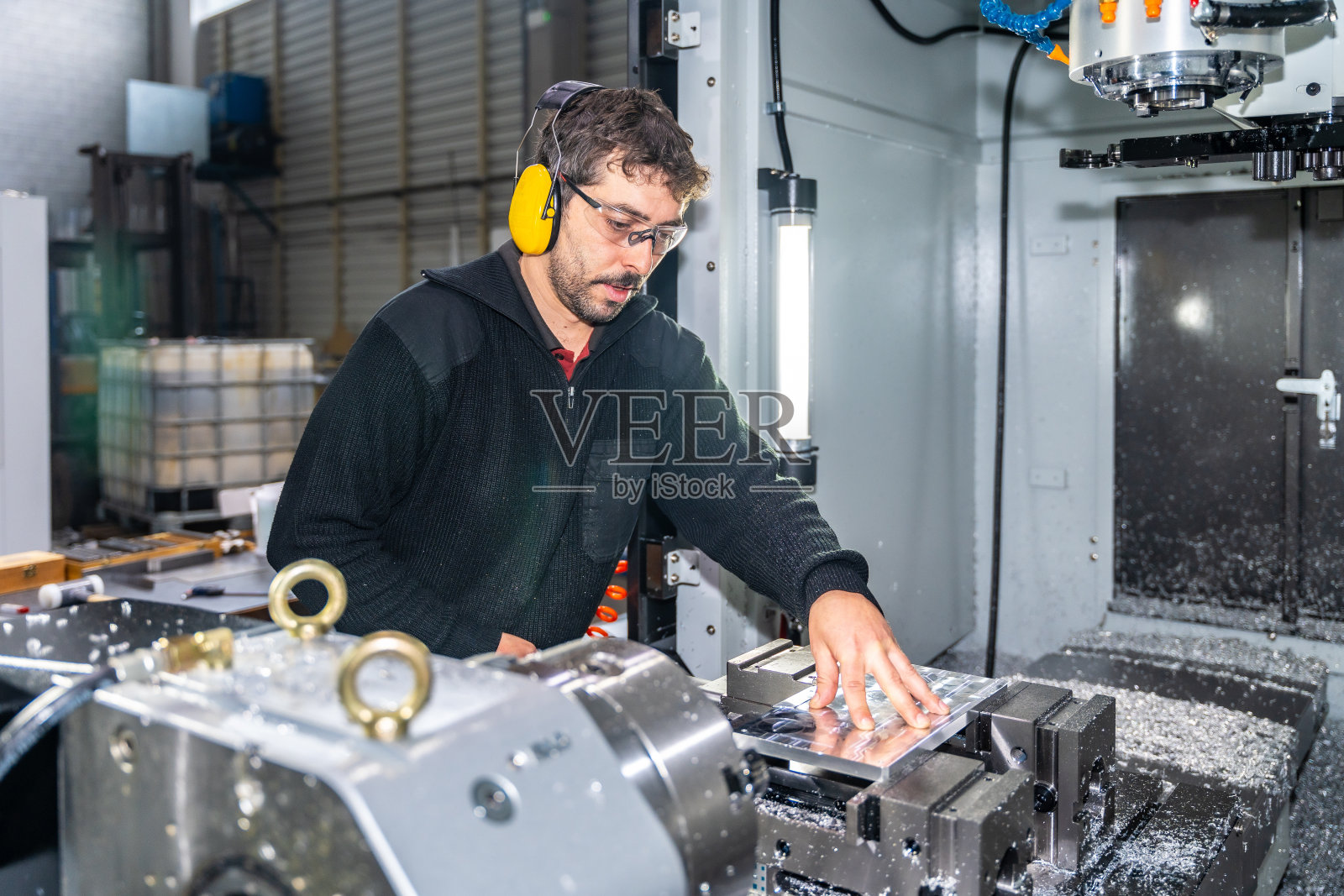 手工工人使用数控铣床照片摄影图片