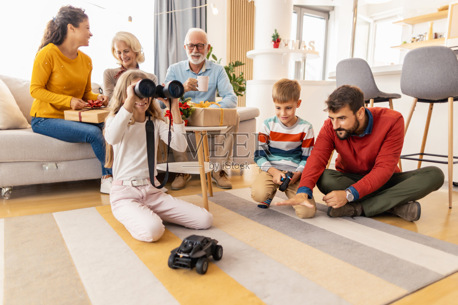 快乐的多代同堂家庭一起度过圣诞节照片摄影图片
