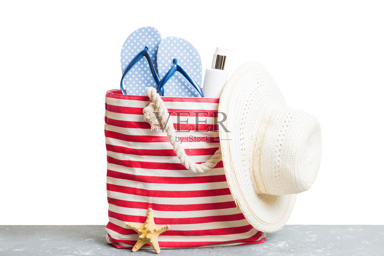 时尚包与海滩配件。暑假概念。沙滩包与草帽与文字的空间照片摄影图片