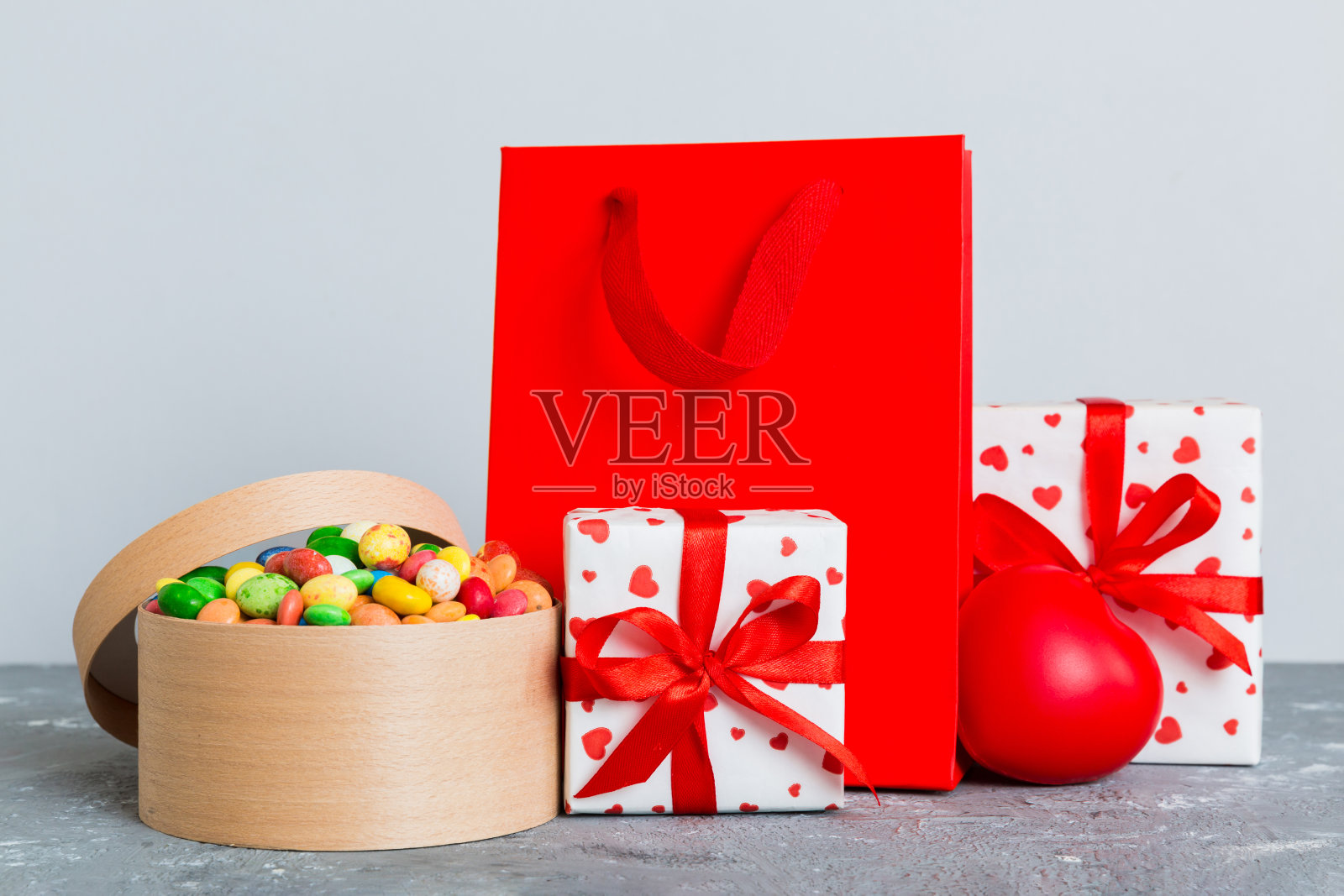 购物袋与礼盒上彩色背景透视视图。空间文字假期概念照片摄影图片