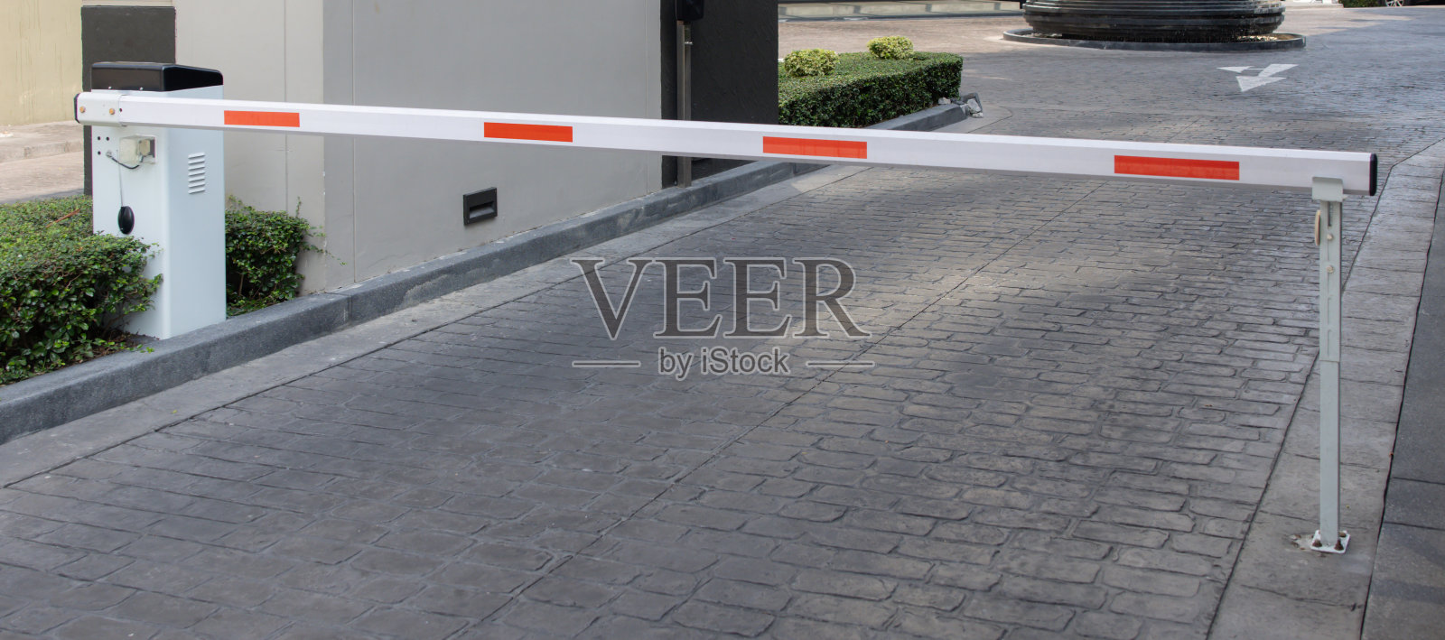 一条砖路上有一个白色和橙色的交通障碍照片摄影图片