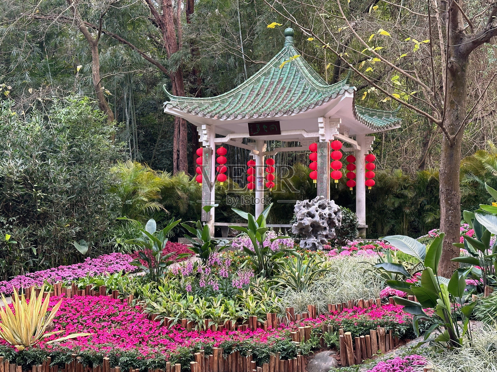 花丛中的亭子照片摄影图片