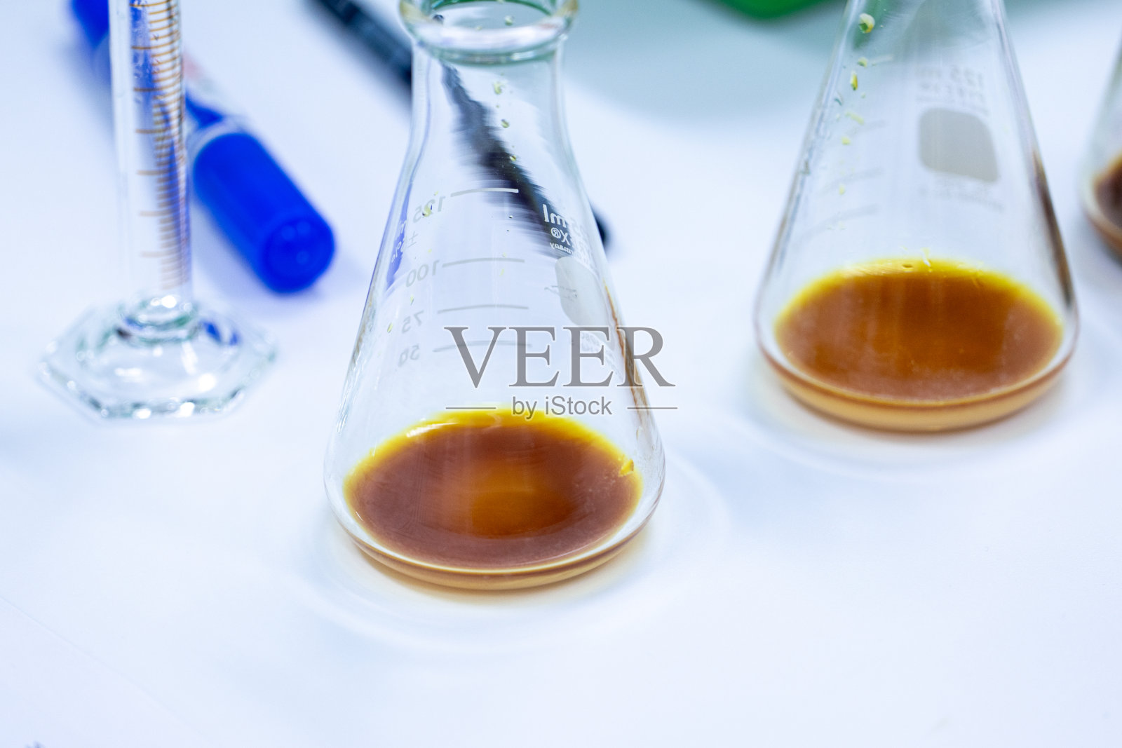 实验室标准化学溶剂溶液制备的基本概念。照片摄影图片