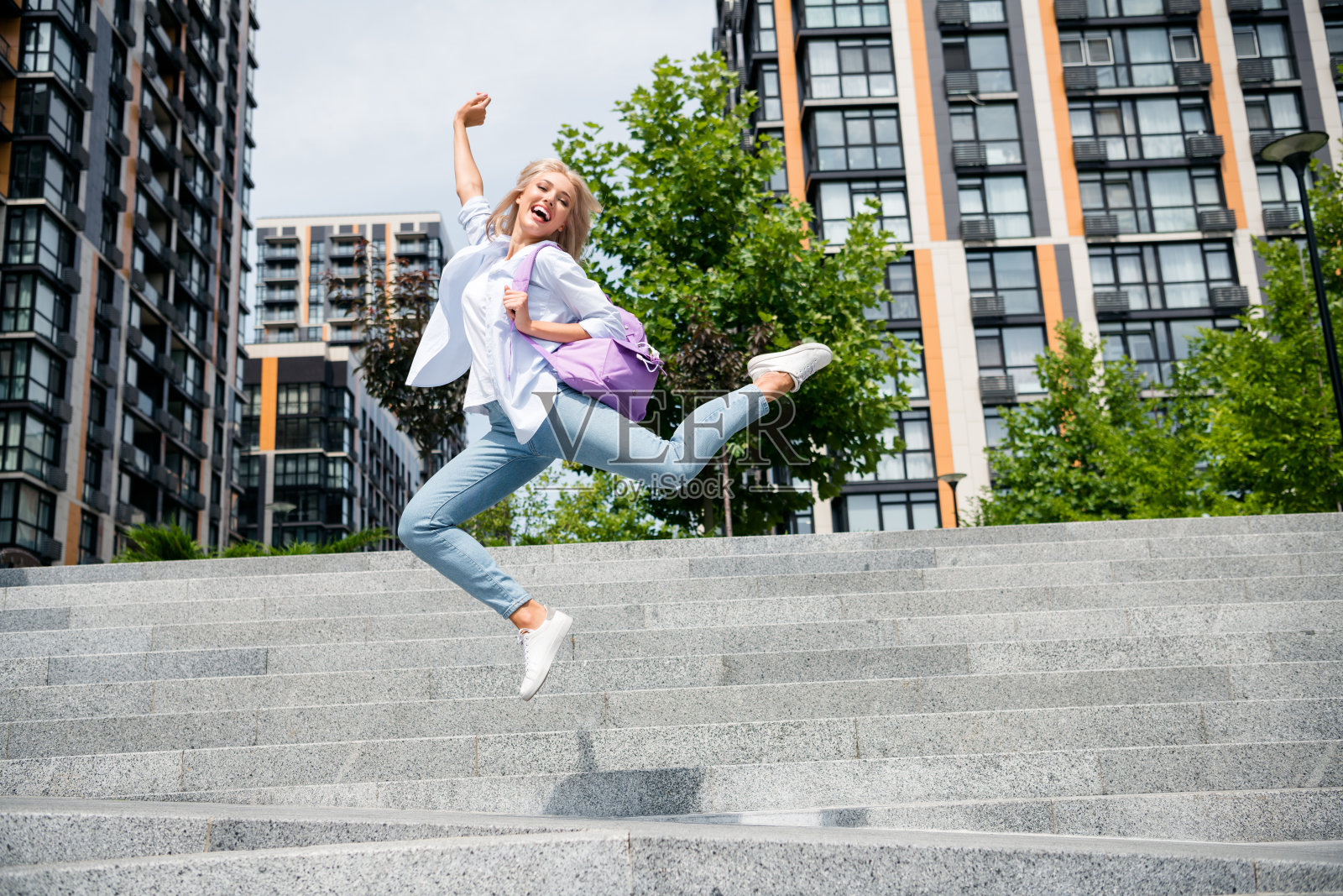 快乐的照片快乐的女人跳起来有乐趣快乐成功的大学毕业尖叫是的照片摄影图片