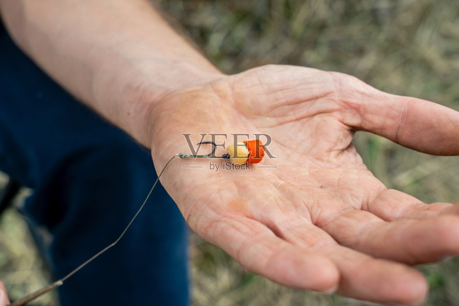 男性手持渔具的特写照片照片摄影图片