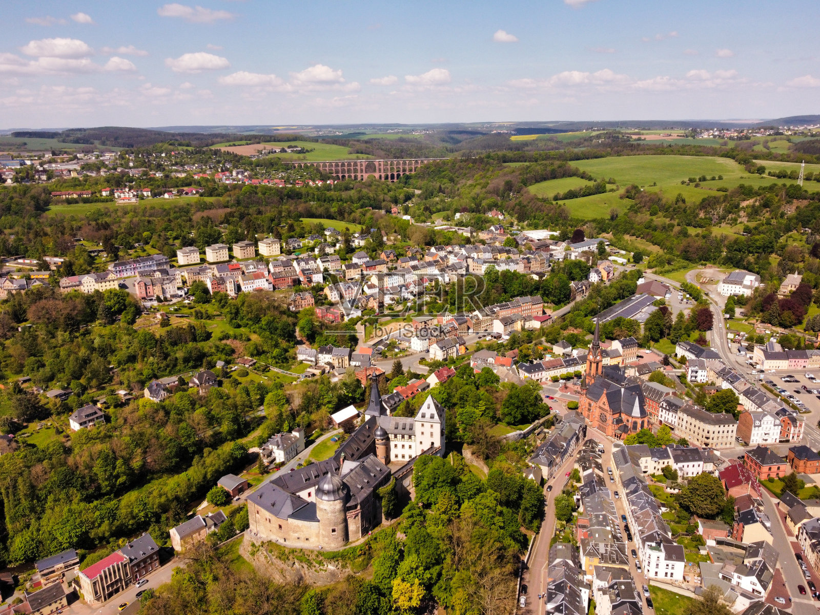vogtland地区的景色,背景是Göltzsch高架桥照片摄影图片