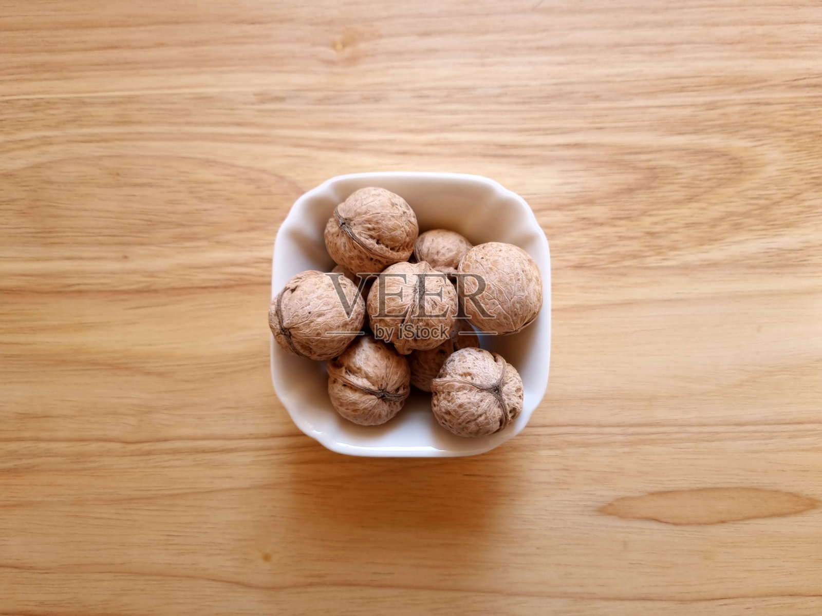 白色的碗里有去壳的核桃照片摄影图片