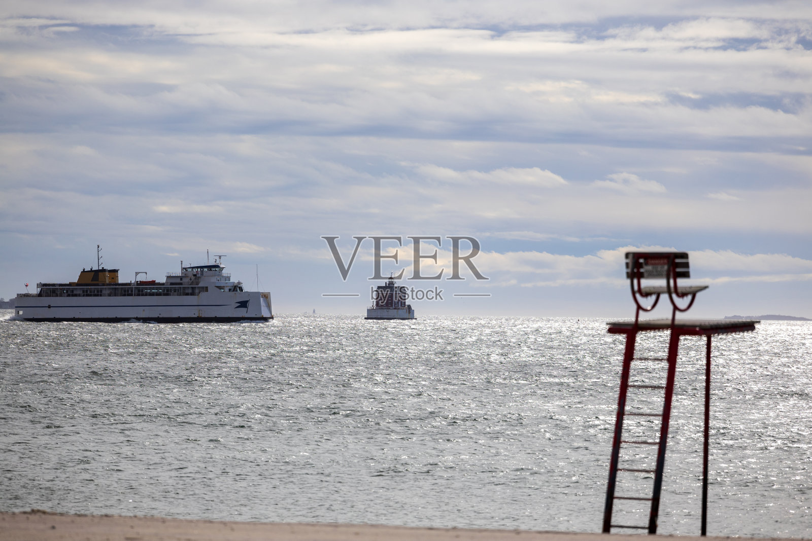 渡轮经过海滩照片摄影图片