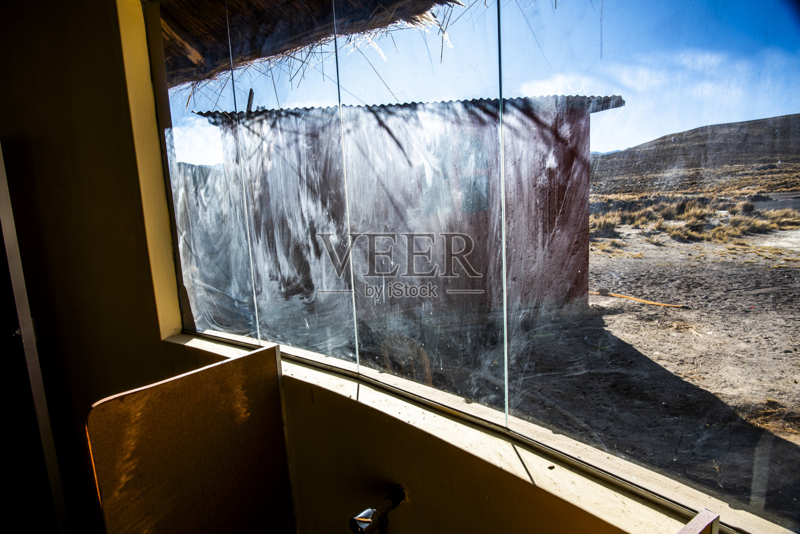 2023 8 17秘鲁肮脏的窗户58照片摄影图片