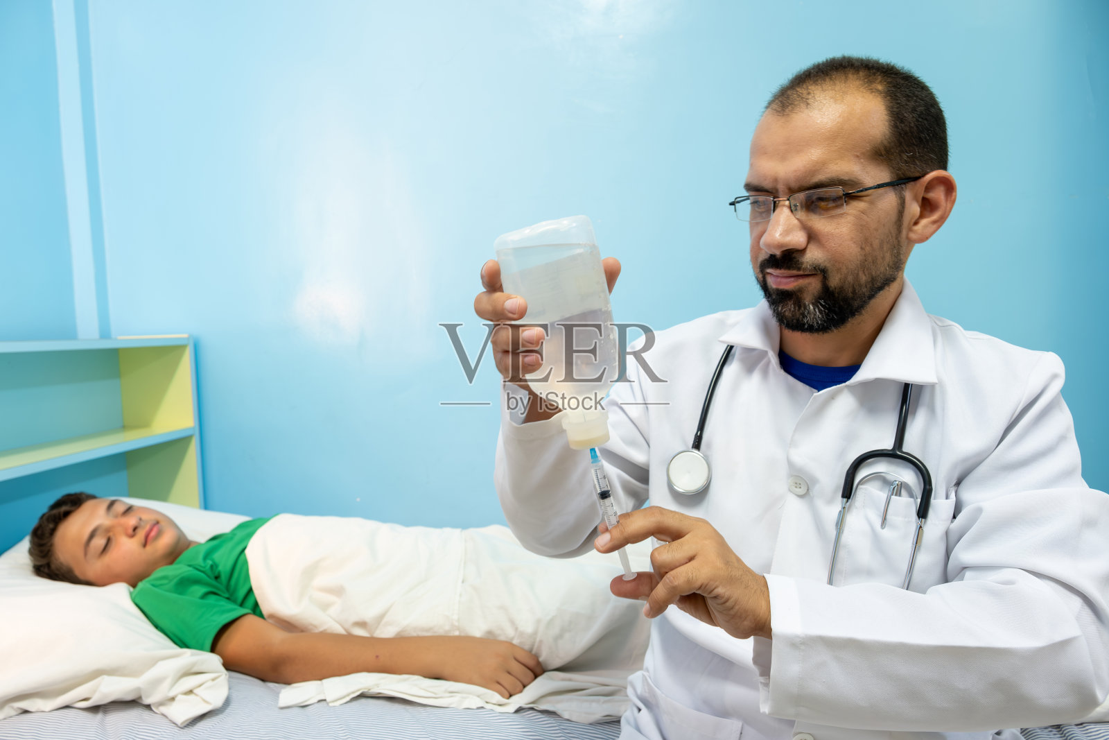 医生用注射器为病人注射照片摄影图片