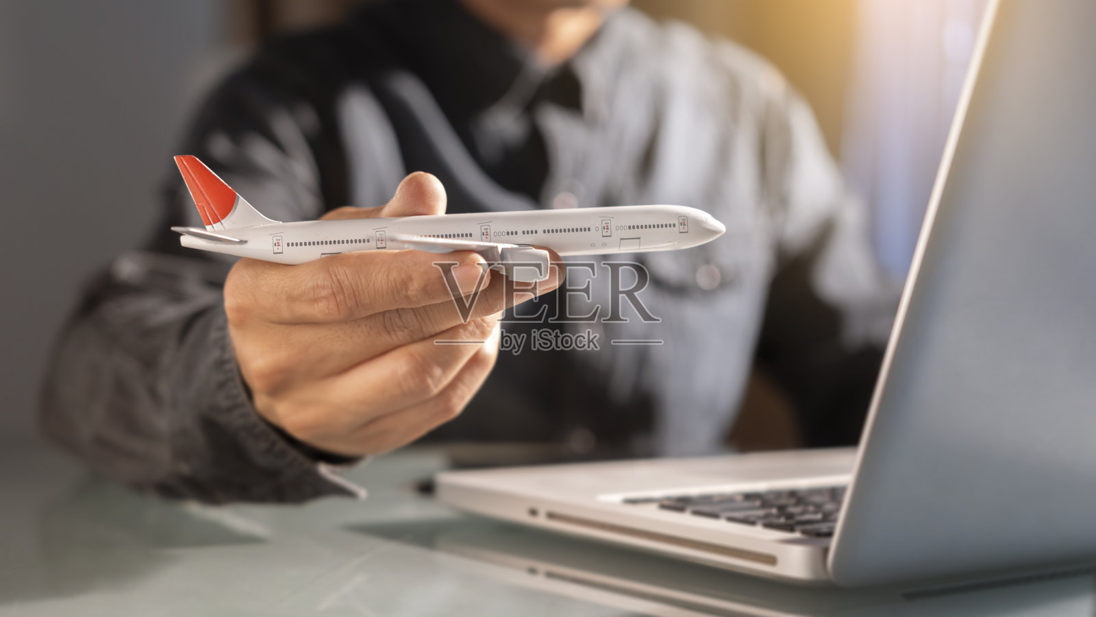 男商人策划旅行乘飞机预订机票,酒店预订,商务旅行。暑假目的地照片摄影图片