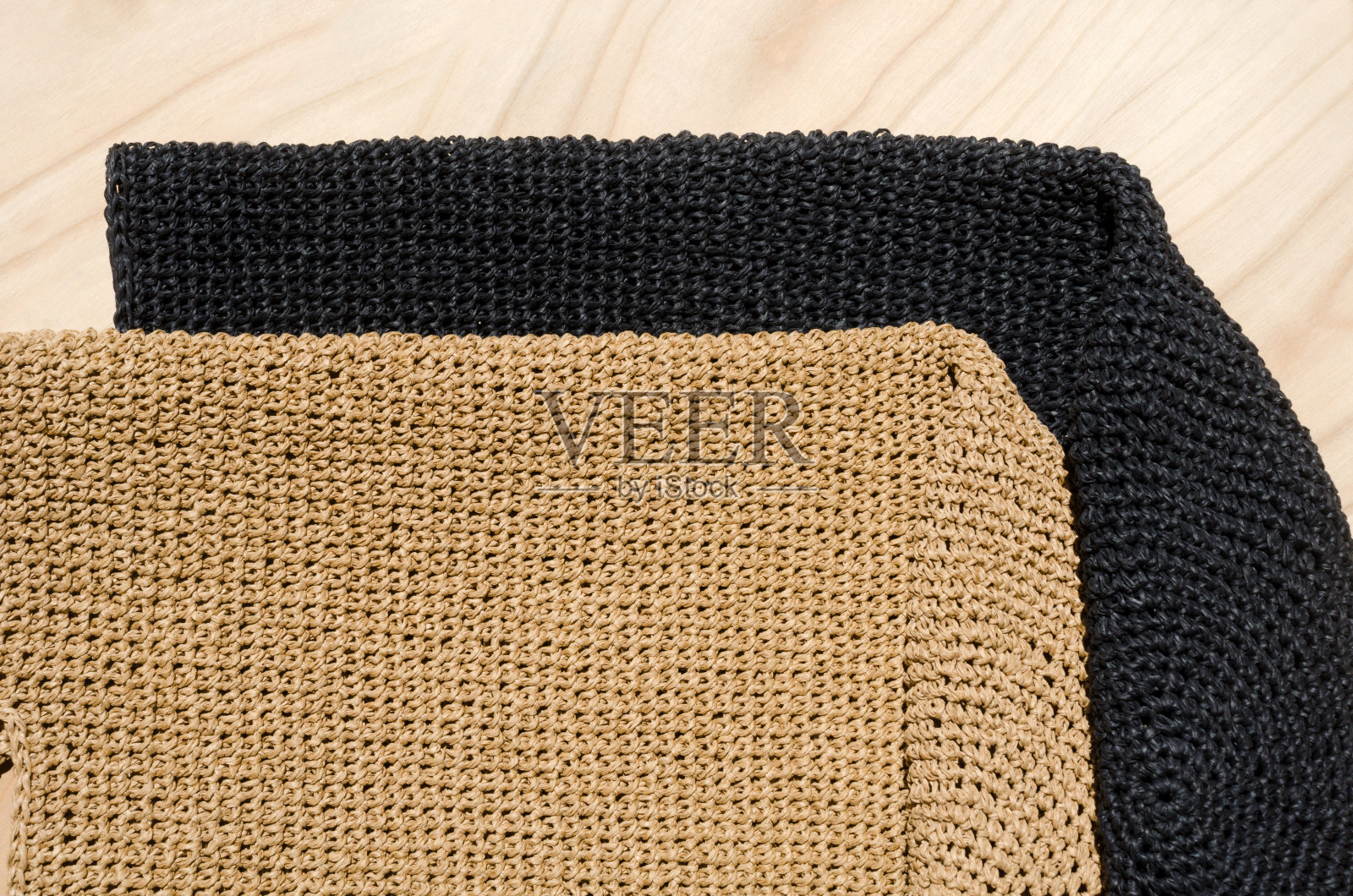 两款女式EKO包,由黑米色和黑色制成。照片摄影图片