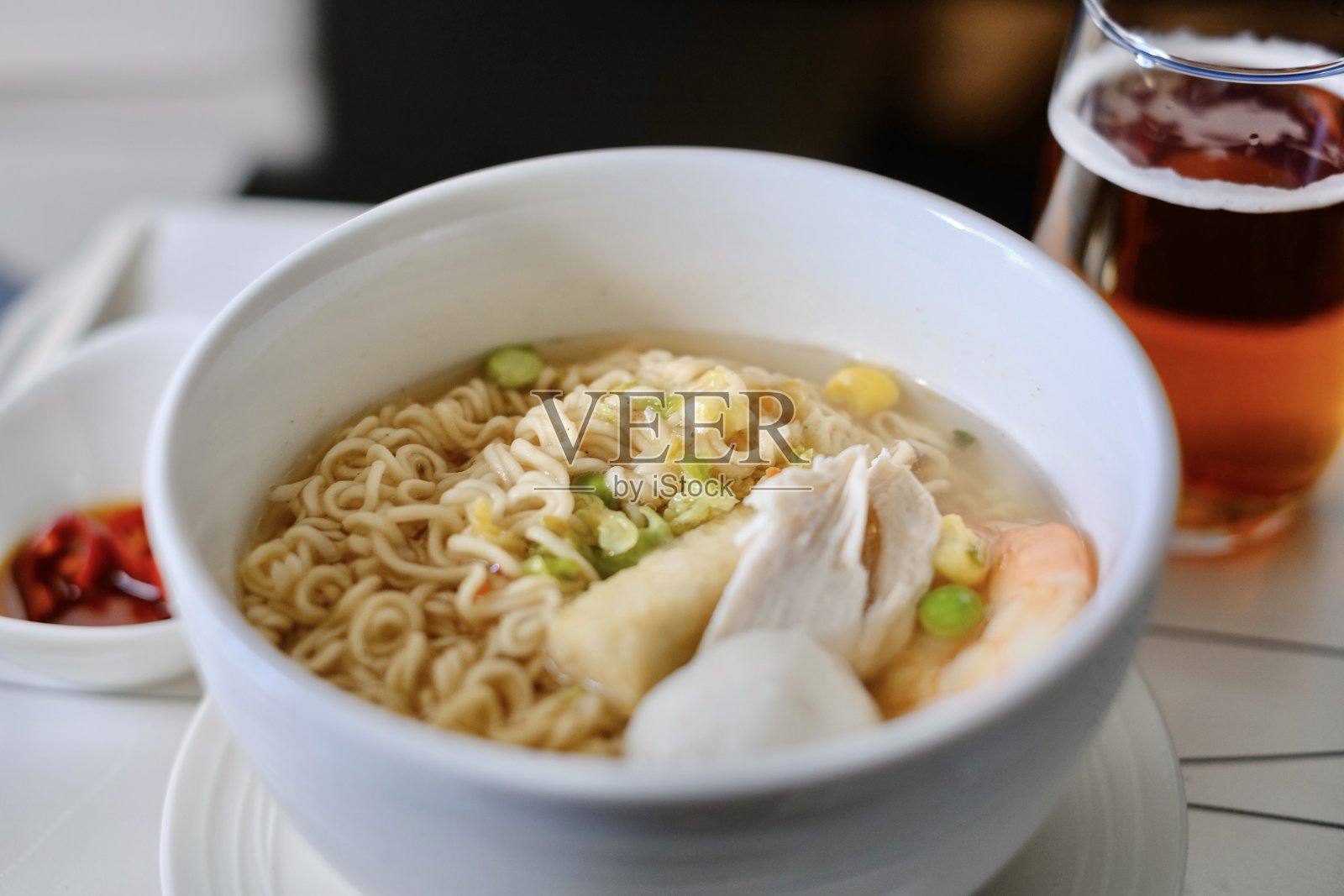 从悉尼到吉隆坡的商务舱航班上的拉面照片摄影图片