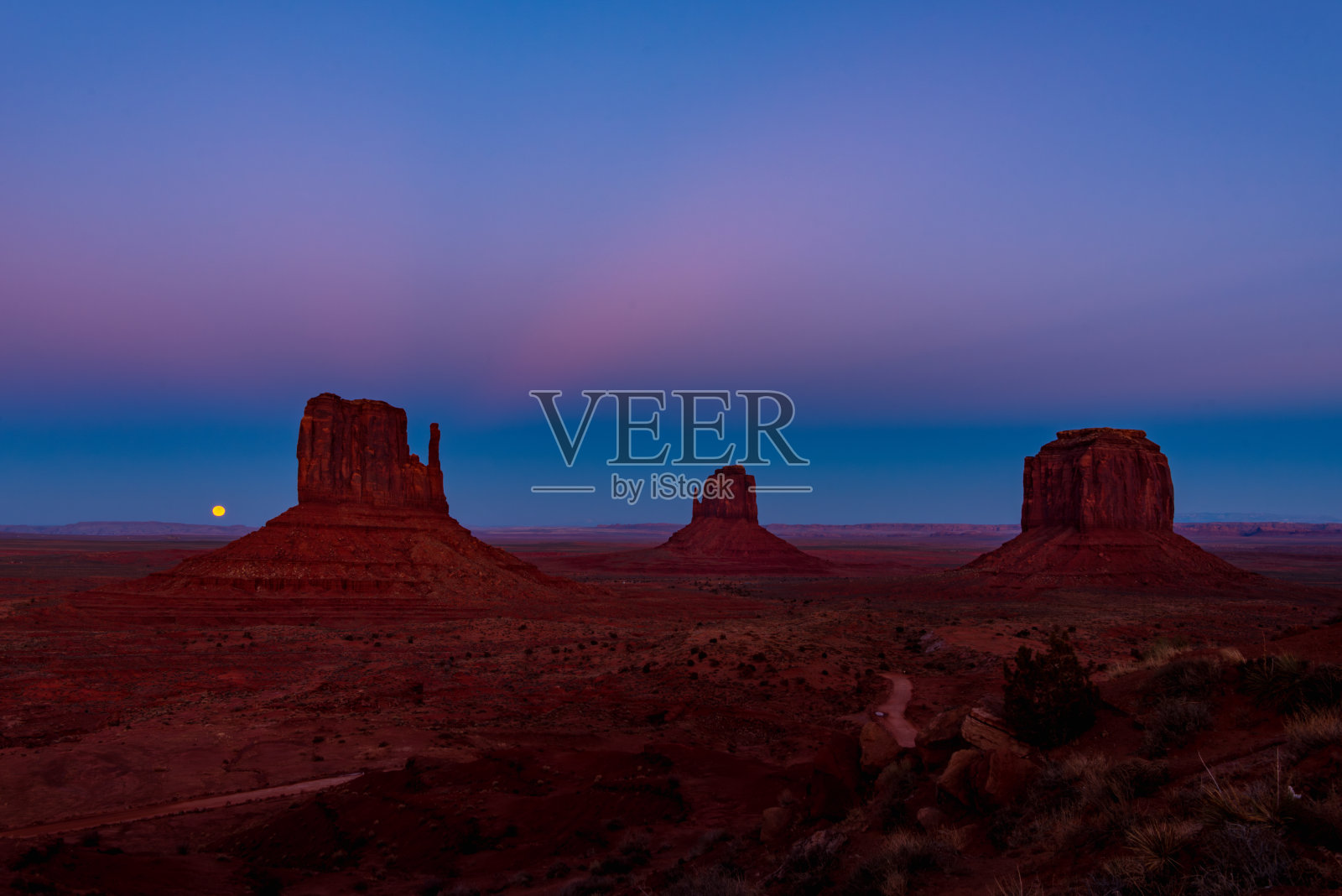 月出与纪念碑谷戏剧性的天空照片摄影图片