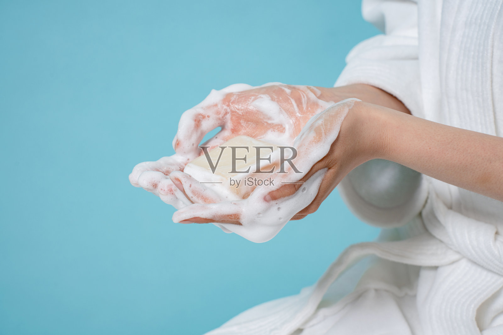 亚洲手和泡沫纹理拍摄的蓝色背景照片摄影图片