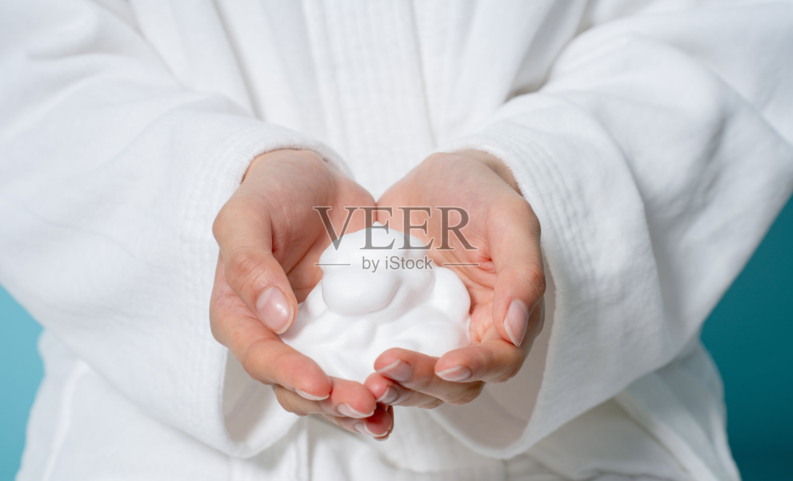 亚洲手和泡沫纹理拍摄的蓝色背景照片摄影图片