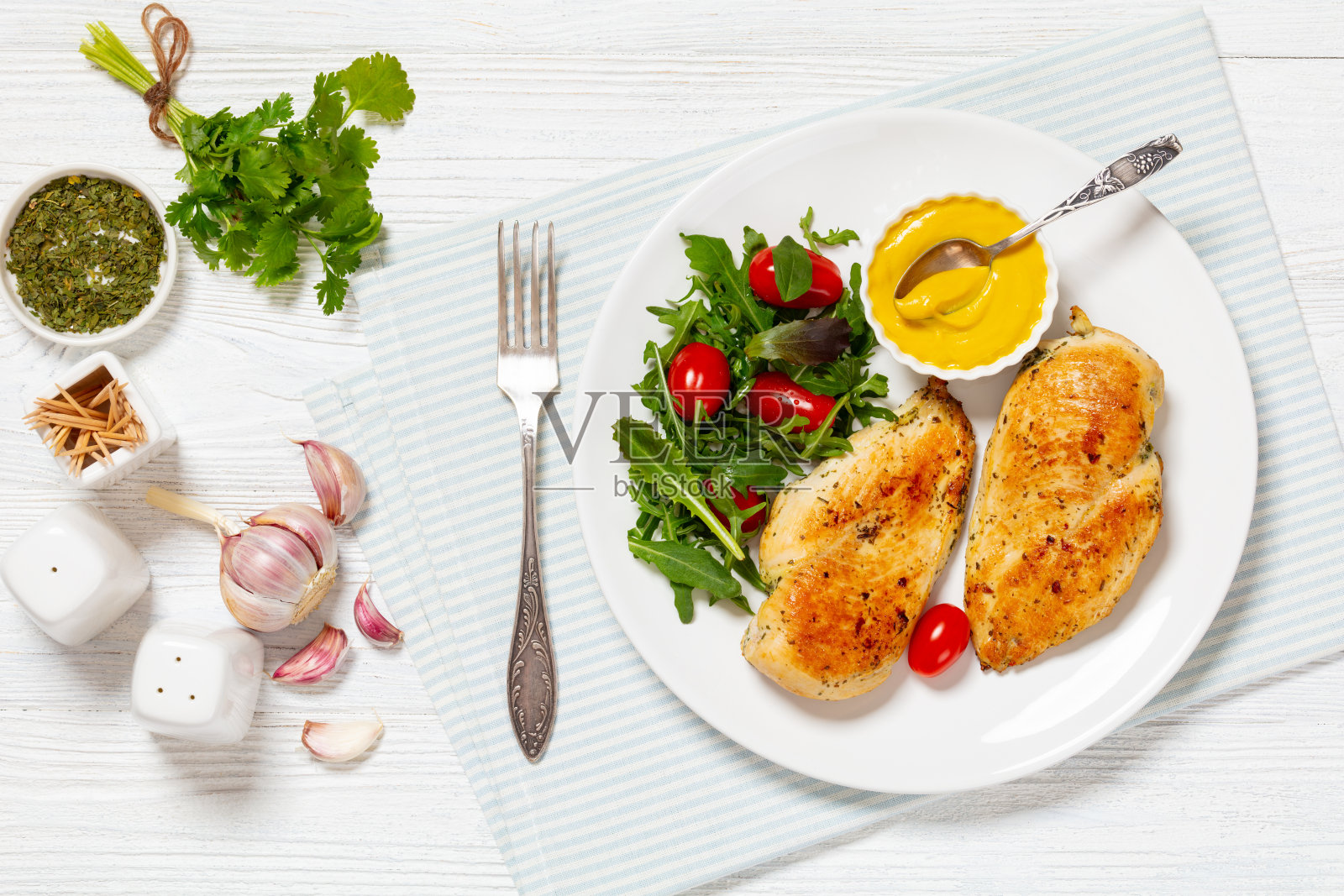 盘子里的炸鸡胸肉配青菜沙拉照片摄影图片