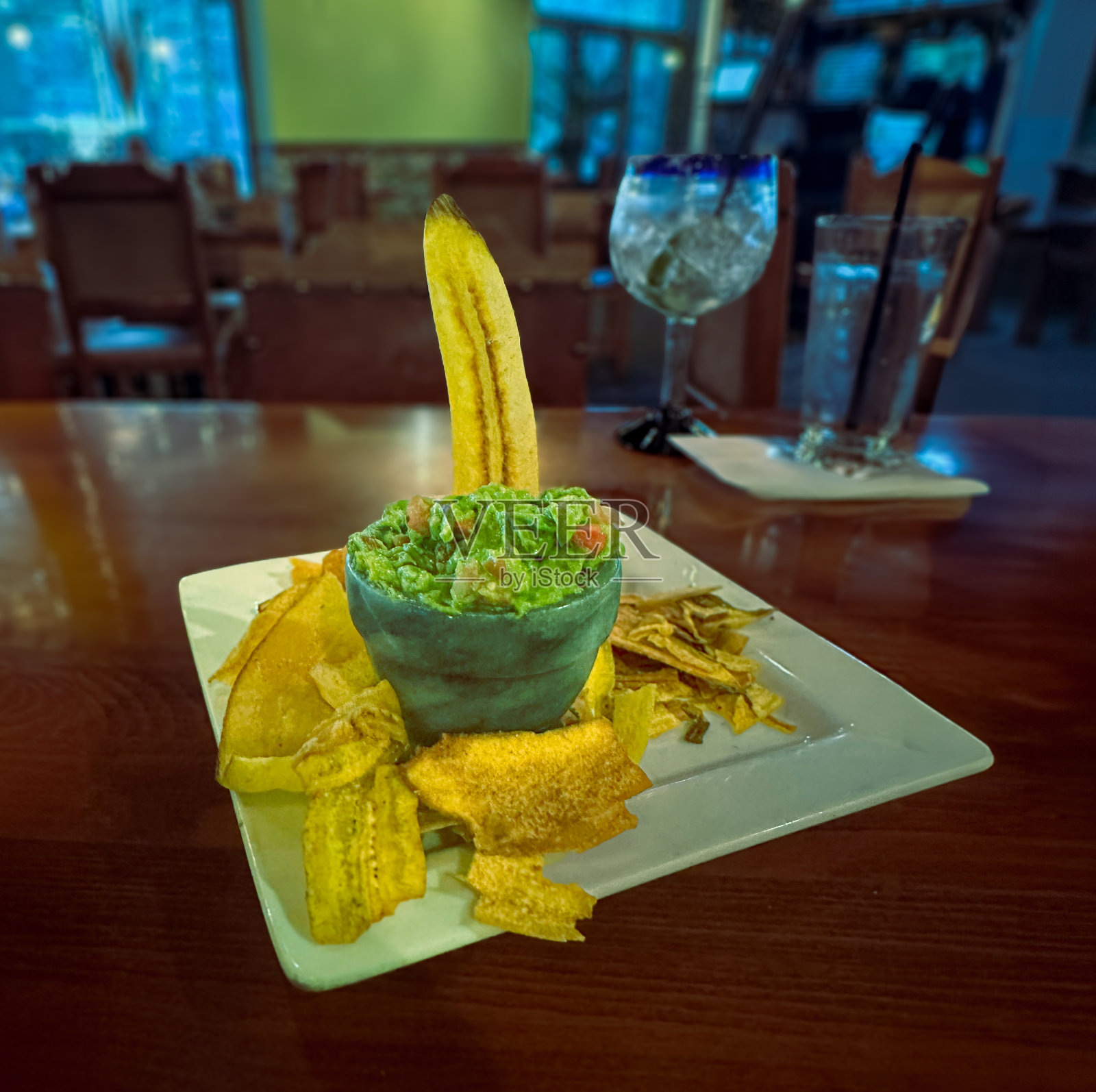 大蕉和鳄梨酱开胃菜照片摄影图片