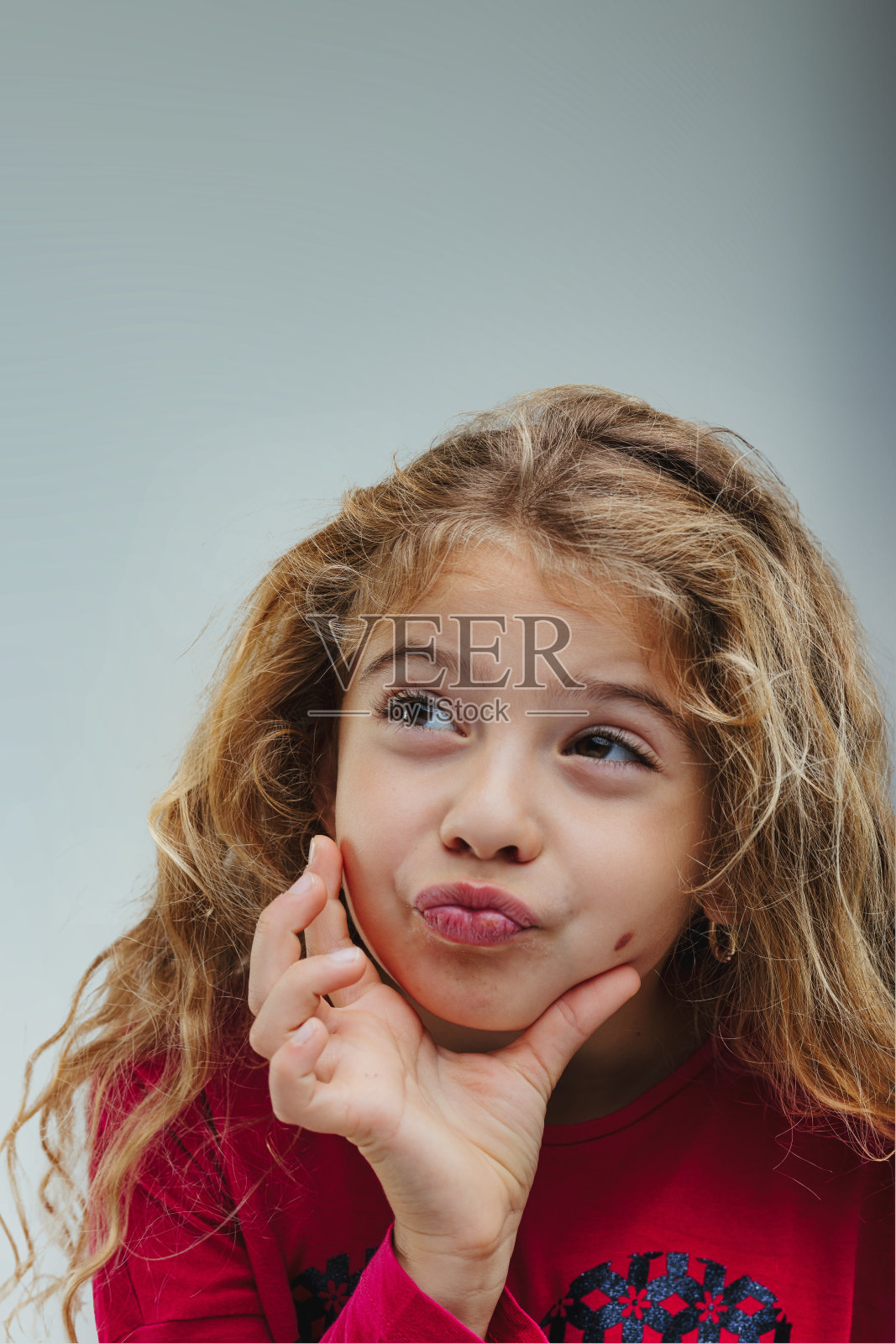 金发女孩的手势,满脑子的想法照片摄影图片
