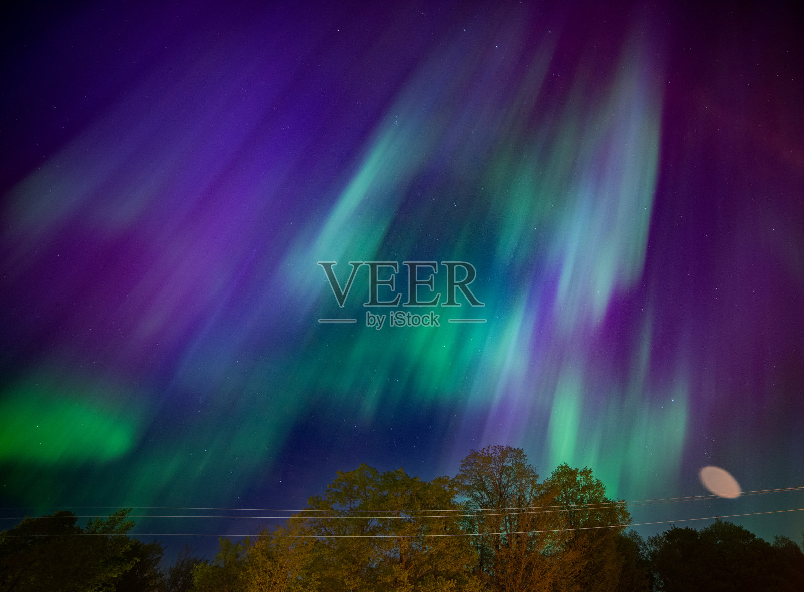 极光的光芒之舞。罕见的G5地磁风暴释放北极光照片摄影图片