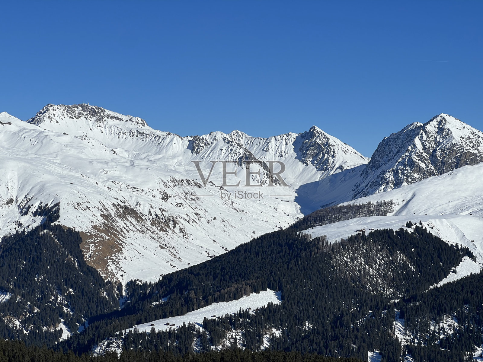 美丽的阳光和积雪覆盖的高山山峰在瑞士旅游运动休闲胜地阿罗萨-瑞士格劳松州(Kanton graub<e:1>,瑞士)照片摄影图片