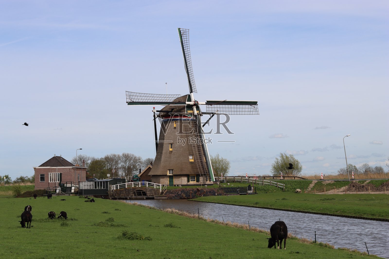 乡村传统的老式木制风车照片摄影图片