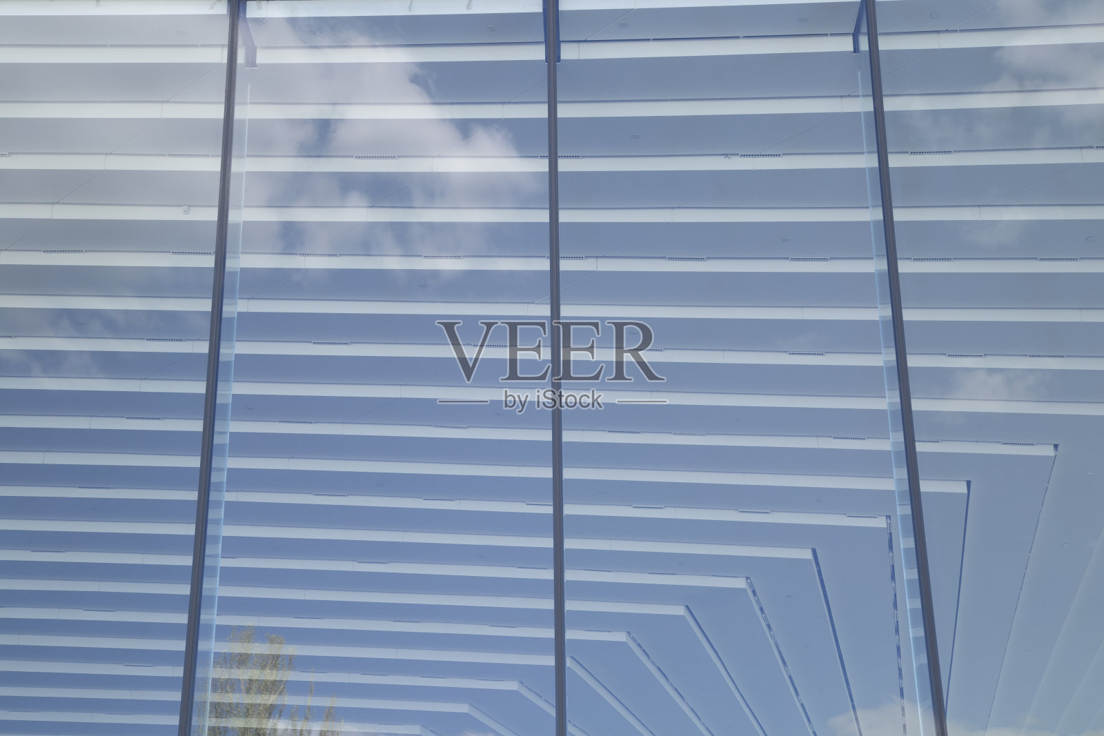 在办公室安装窗膜。防止紫外线辐射。照片摄影图片