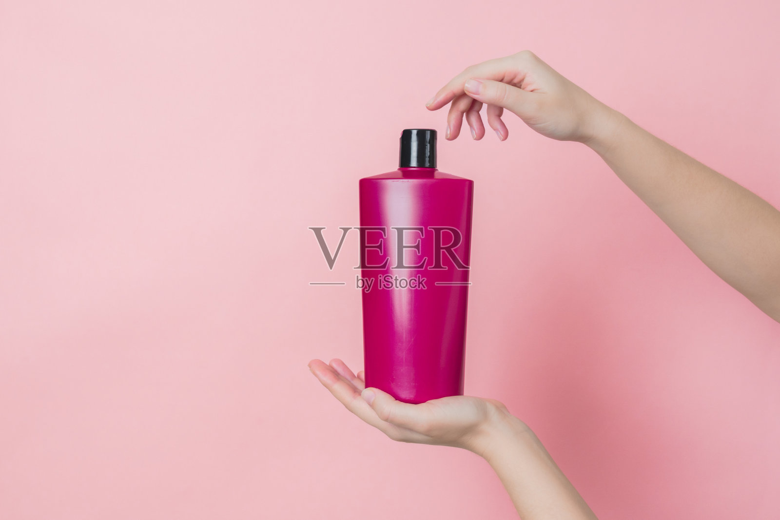 化妆品无品牌瓶洗发水,面膜,乳液在手。美的概念。产品化妆品广告照片摄影图片