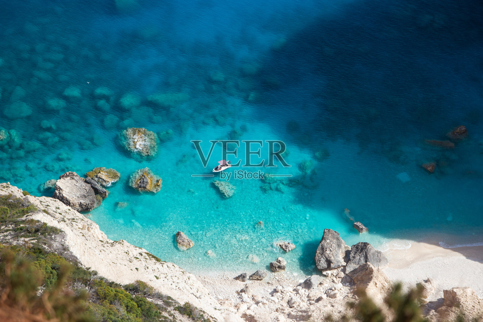 在希腊的蓝色泻湖上划船照片摄影图片