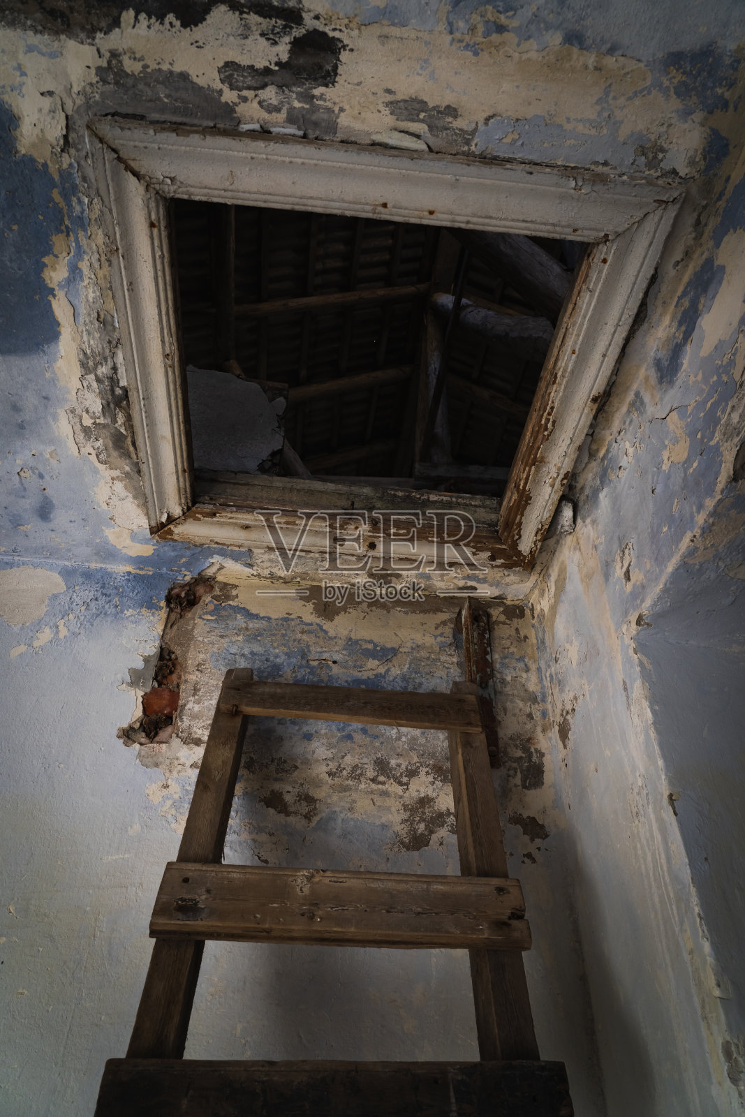 通往废弃建筑阁楼的木楼梯。照片摄影图片