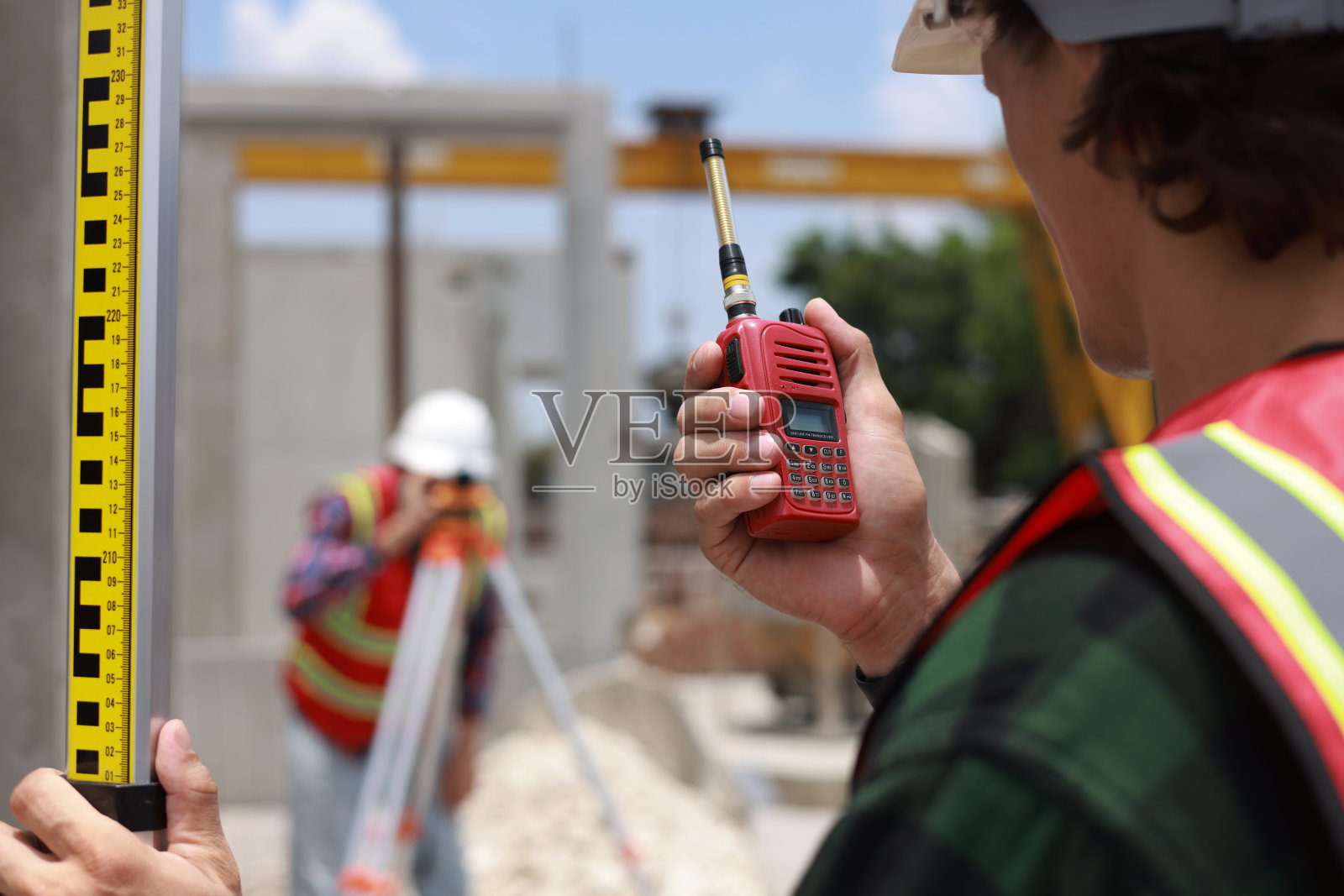 土木工程师或建筑工程师正在使用测量摄像机。一位专门从事建筑工程的工程师正在使用自动水平仪。照片摄影图片