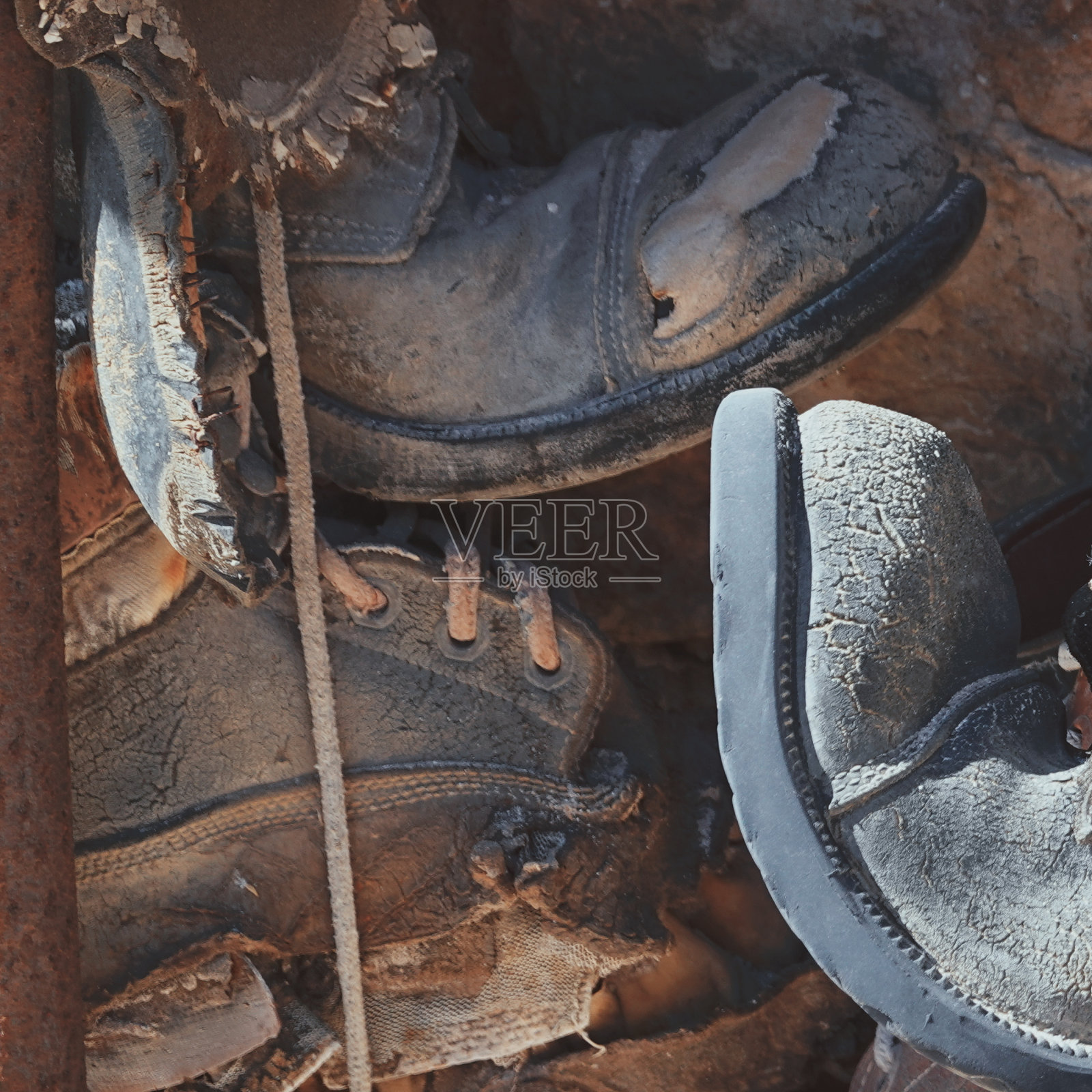 用旧的生锈物品装饰的精美墙壁,复古背景照片摄影图片