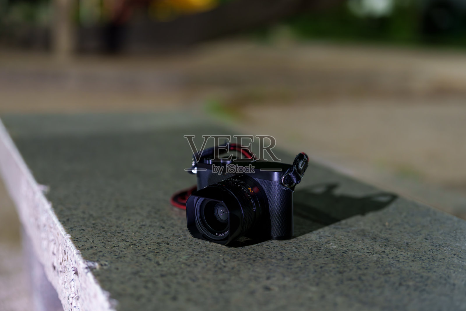 石凳和相机材料照片摄影图片