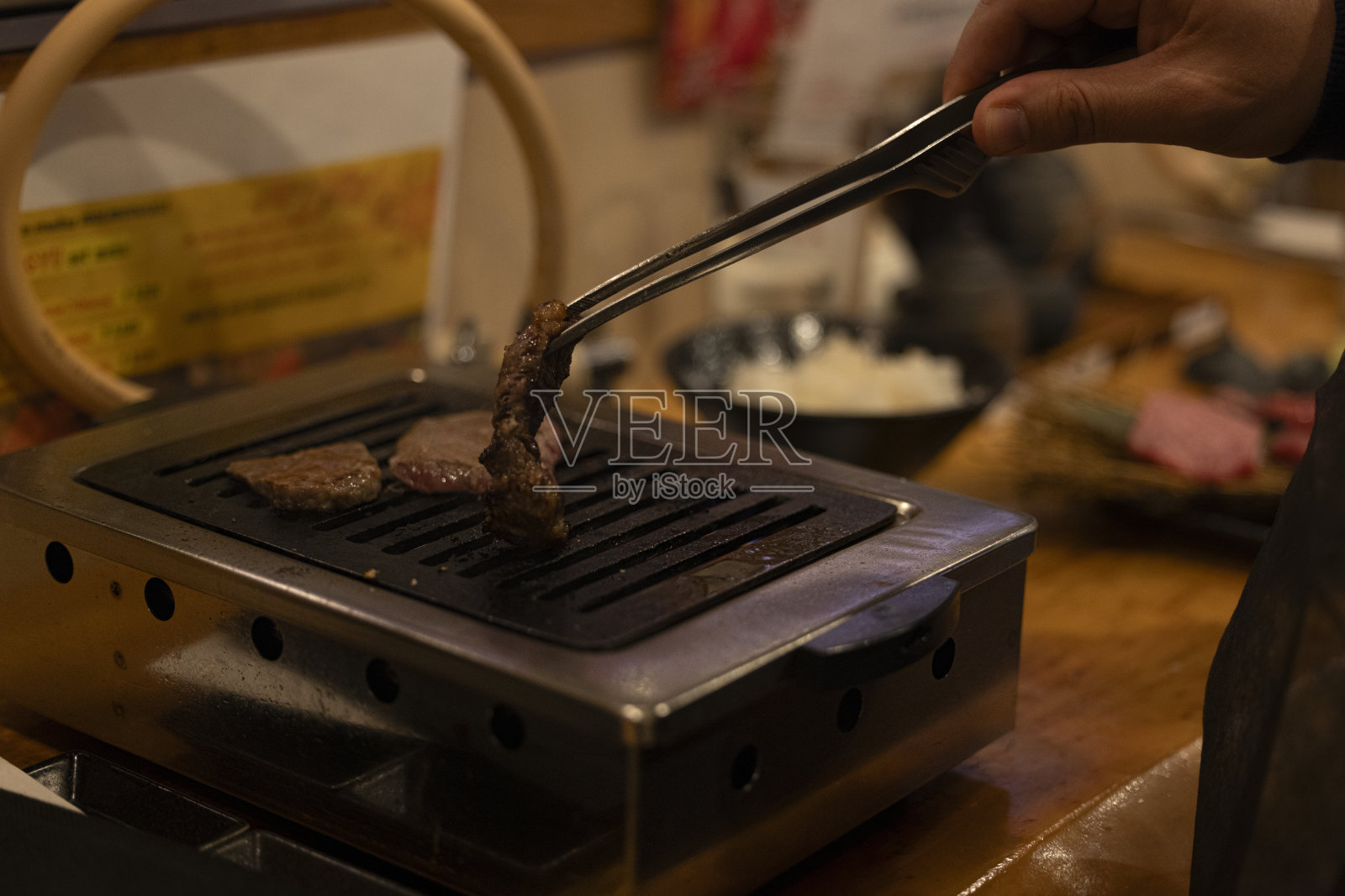 日本料理馆烹制的神户牛肉照片摄影图片
