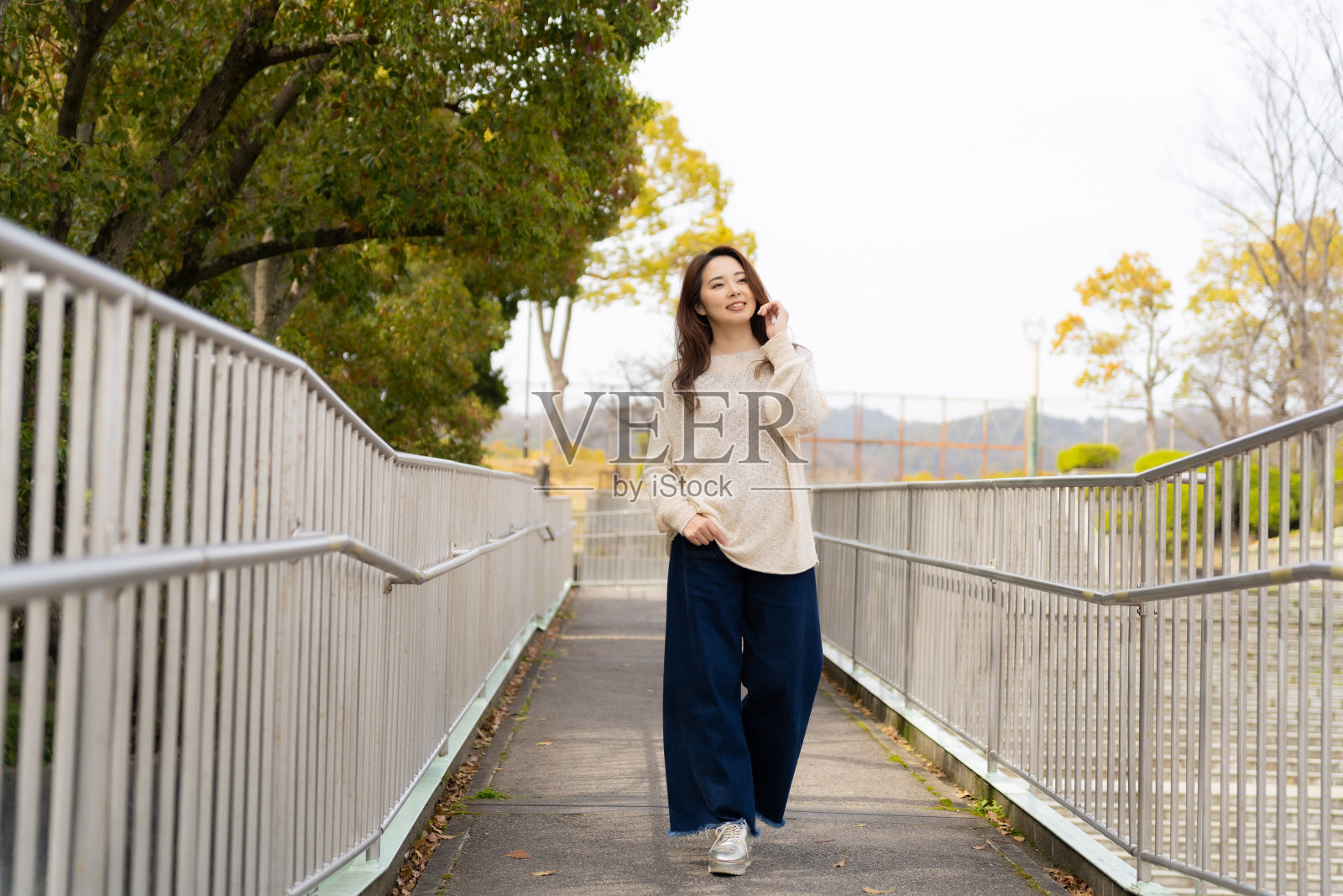 一个喜欢散步的女人照片摄影图片