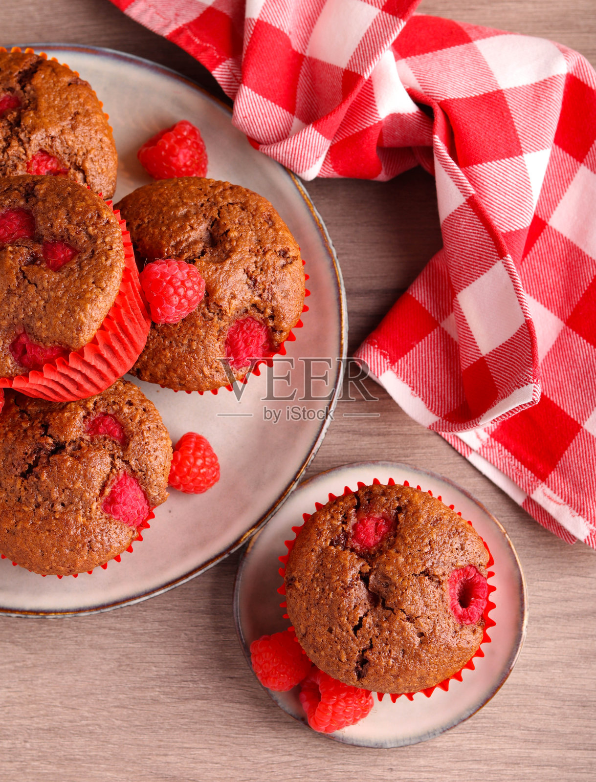 巧克力和覆盆子松饼照片摄影图片