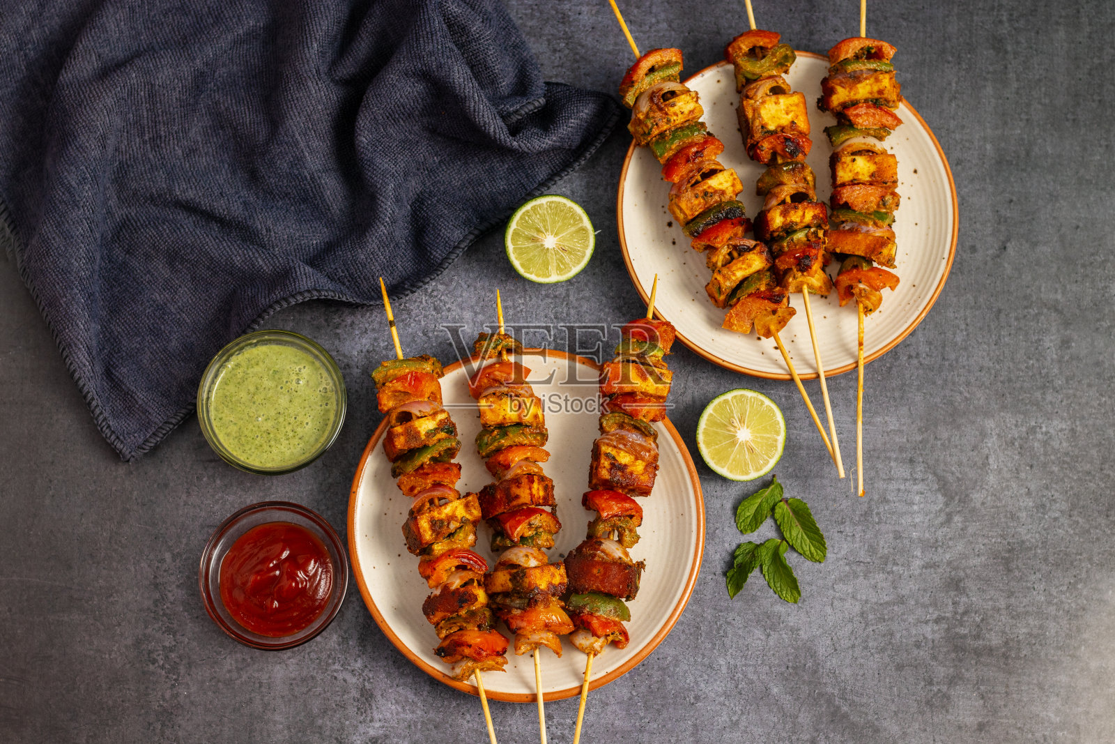 选择焦点著名的印度菜帕尼尔Tikka Masala Tandoor或帕尼尔烤肉串深色背景。照片摄影图片