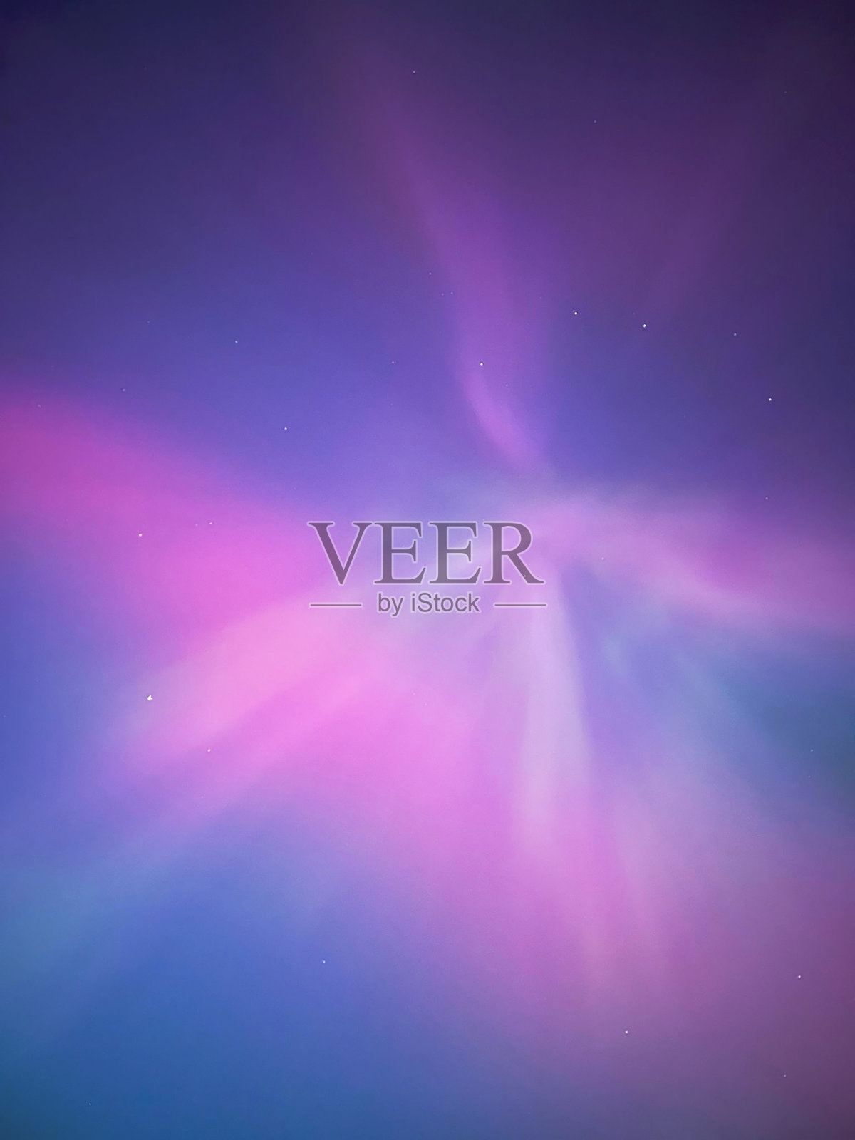 极光紫色和蓝色的光在天空。照片摄影图片