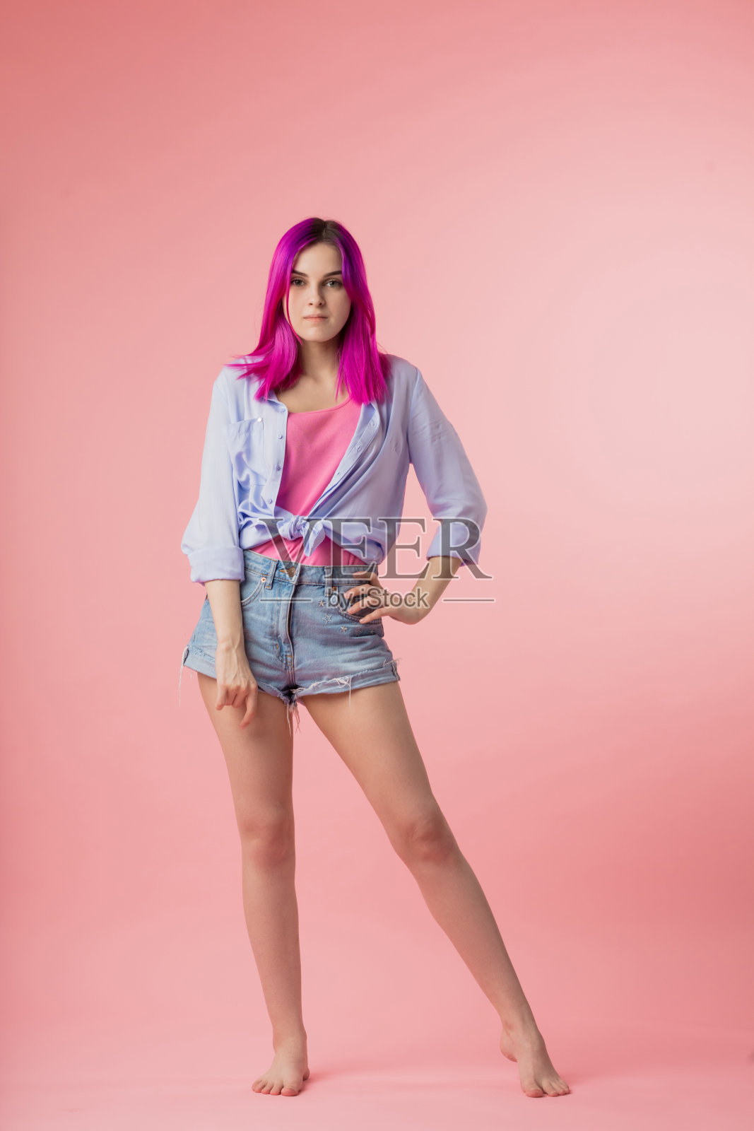 美丽而成功的年轻女子,紫罗兰色的发型照片摄影图片