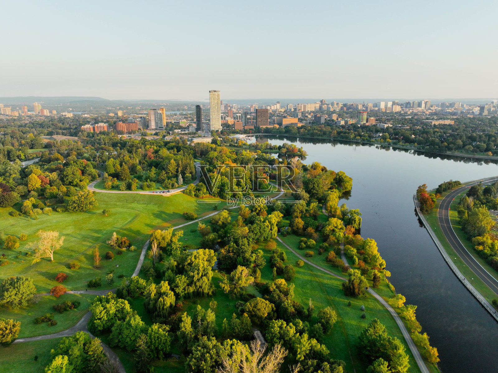 日落时分飞越渥太华的里多河照片摄影图片