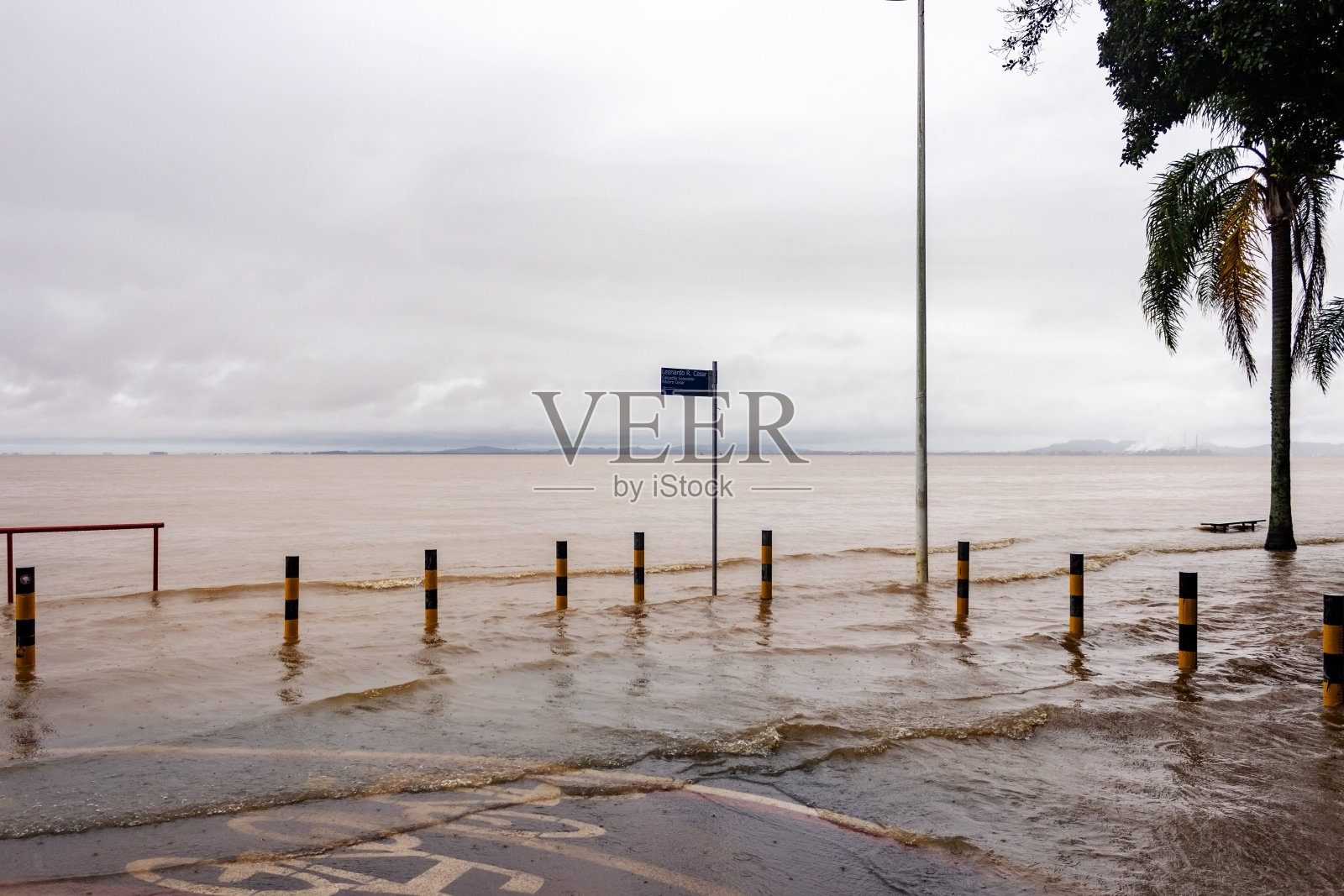 Guaíba河流因气候变化而泛滥-伊帕内玛社区照片摄影图片