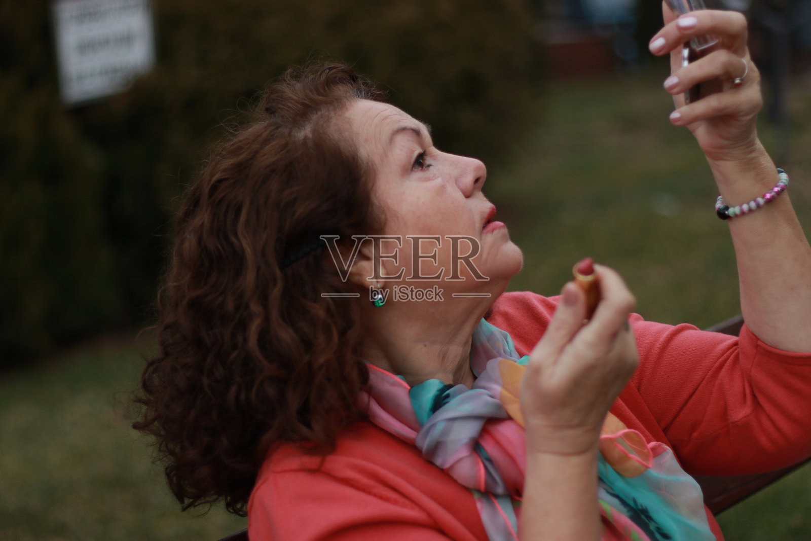 高级妇女正在补妆照片摄影图片